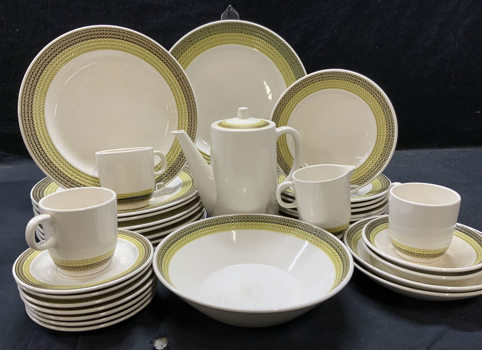 Mid Cent Hacienda Green Tableware Set 32 (1 of 7)