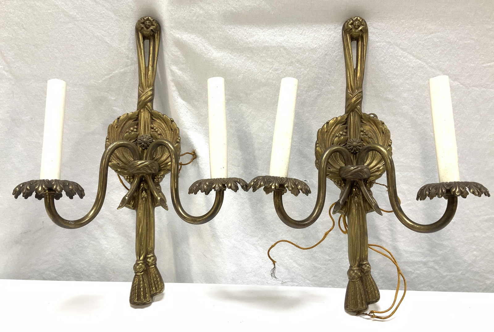 Pair Gilt Brass Acanthus Leaf Light Sconces (1 of 8)