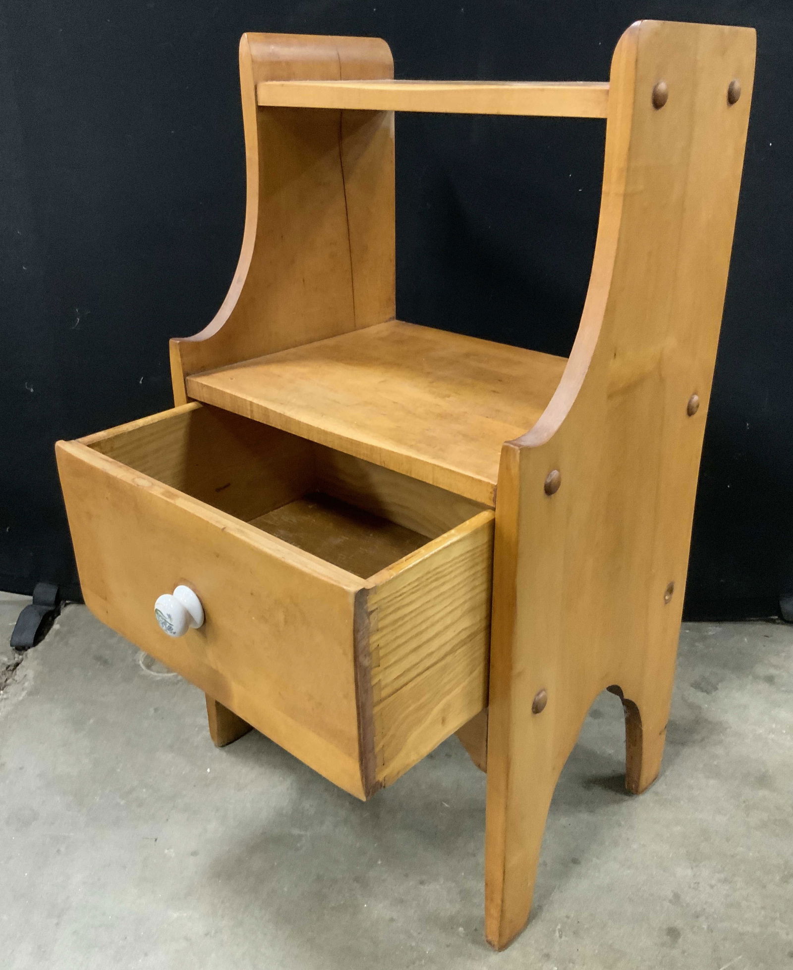 EBERT FURNITURE CO. RED LION Vintage Nightstand US (1 of 10)