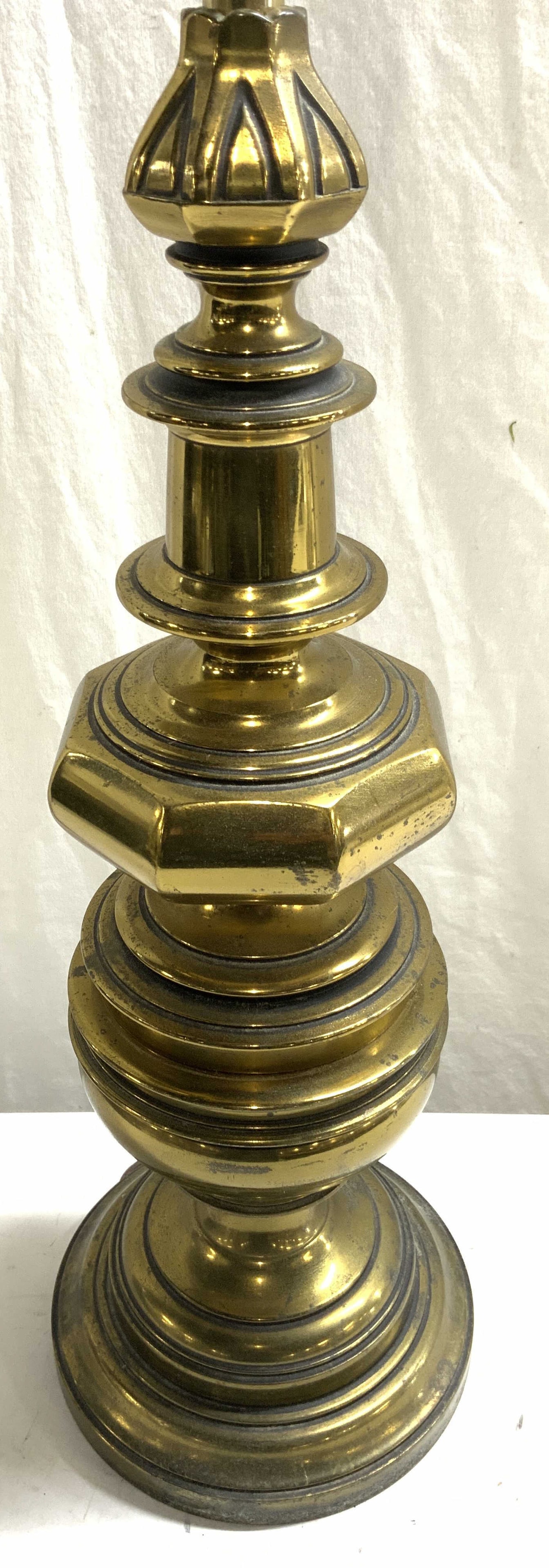 Vintage Brass Table Lamp W Finial (1 of 8)