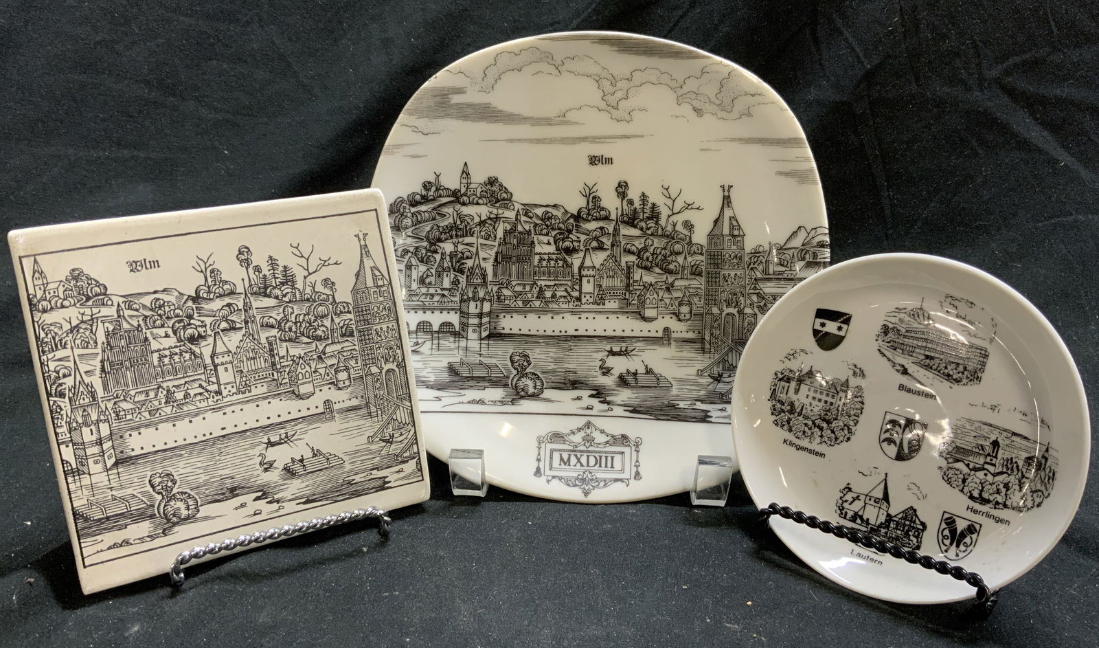 ALTENKUNSTADT Lot 3 Plate, Tile Trivet & More: Lot includes 1 plate & 1 tile trivet, each marked ALTENKUNSTADT GERMANY. Lot also includes 1 trinket dish marked SPARKASSE ULM on underside. Pieces marked ALTENKUNSTADT are each white with black toned