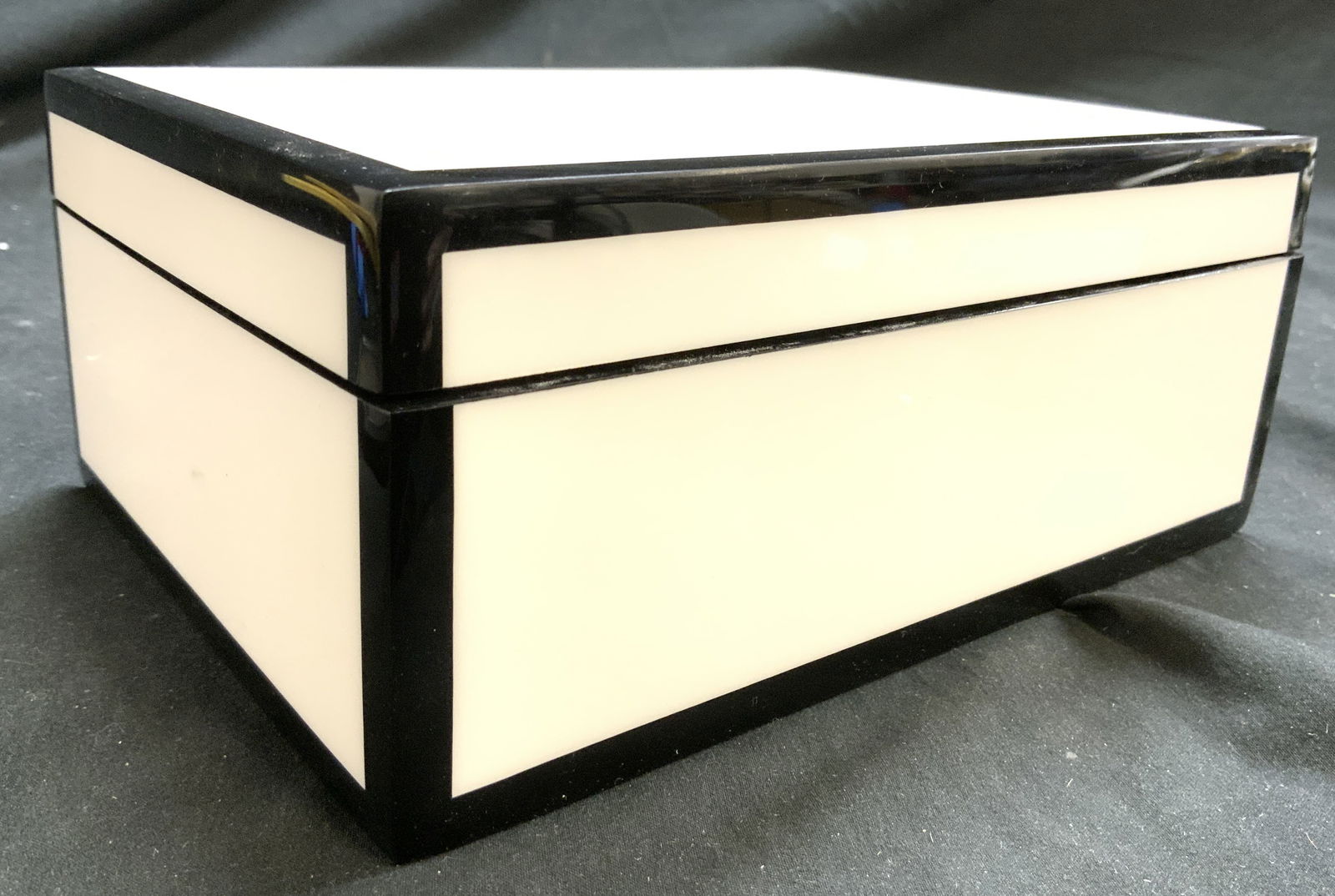 PACIFIC Connections Lacquer Keepsake Bx Blk & Wht (1 of 8)