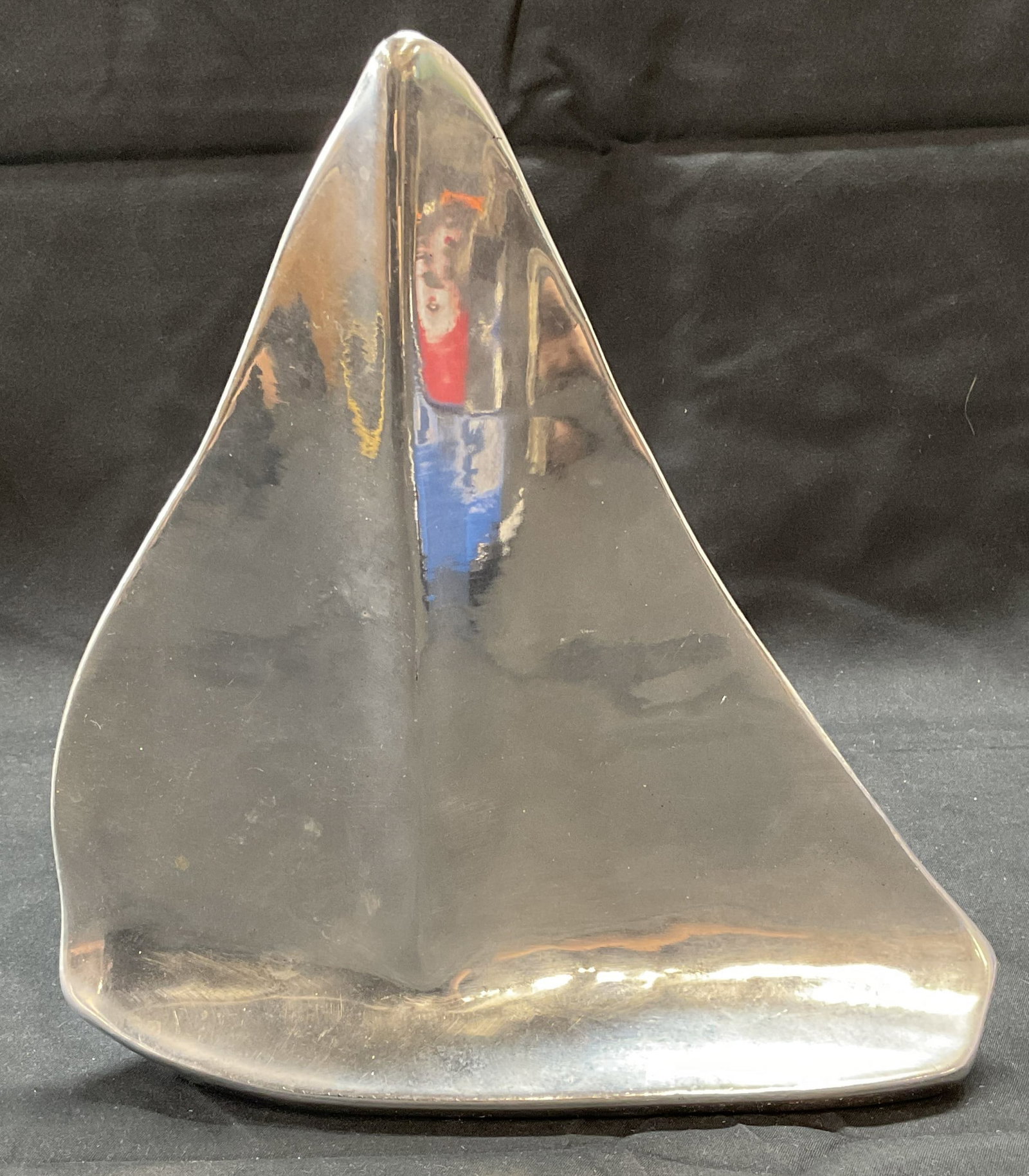 Sgn Hoselton Canada Aluminum Sail Boat Sculpture: Signed Hoselton Canada cast aluminum modernist sail boat sculpture. Signed on underside. Numbered 682. Piece has weight. Measures approx. 8.5 x 2 x 9 inches. Some surface wear including scratching obs