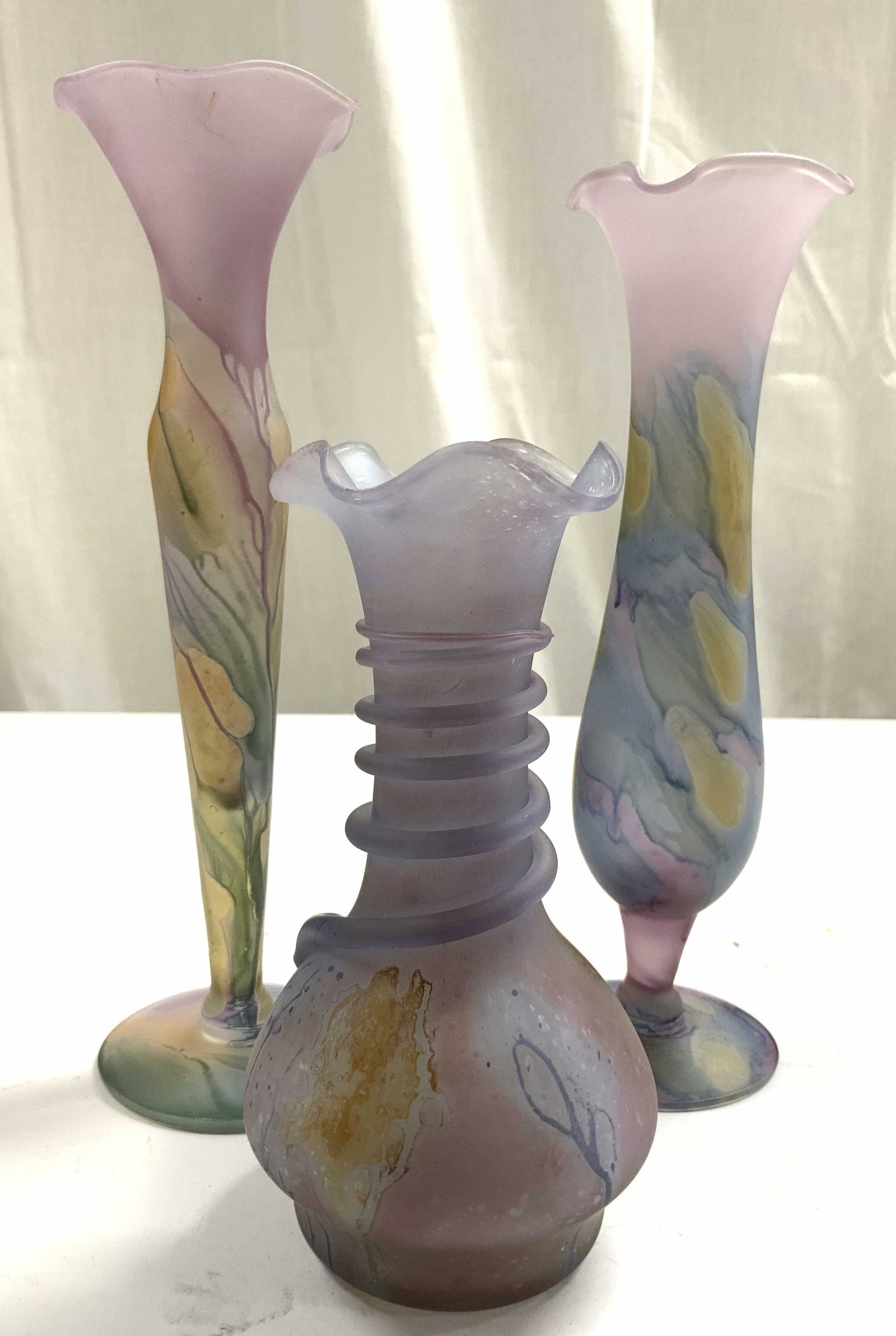 Lot3 Vntg Handcrafted Rueven Art Glass, Canada: Robert Rueven Israeli style art glass. One vase has tag on underside which reads DECO ART DESIGNS Fait a la main Handcrafted in Canada. No additional hallmarks or signatures noted. Lot includes 1 vase