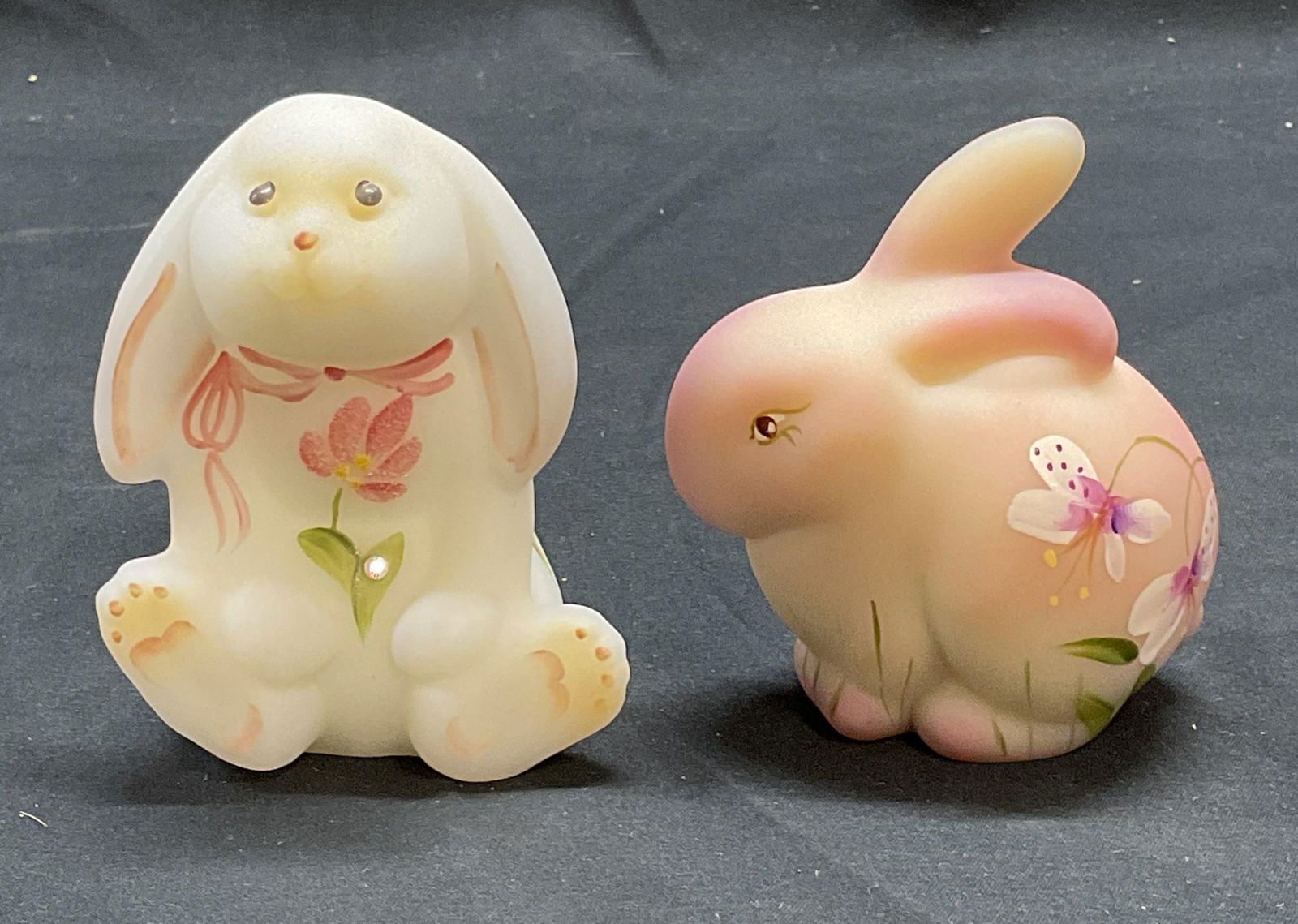 Lot 2 Fenton Art Glass Rabbit Figurals (1 of 9)
