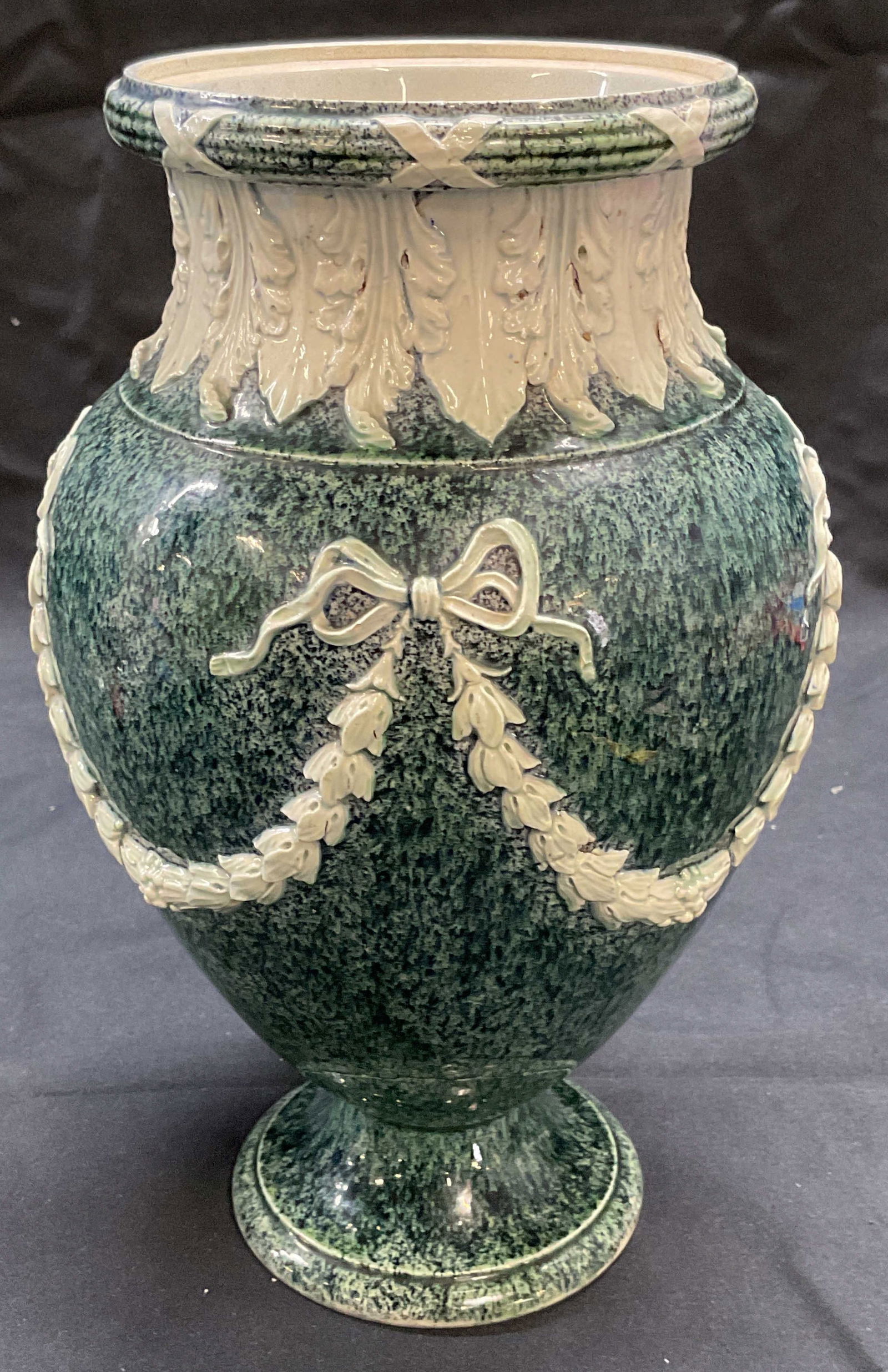 Vintage Wedgwood Green Pearlware Urn Vase (1 of 8)