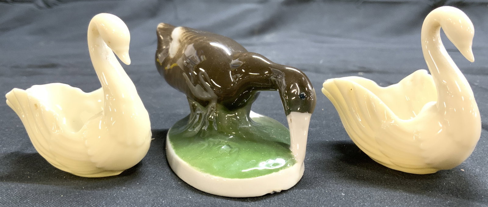 Lot 3 LENOX Swans & ROSENTHAL Duck Porc Decor: Lot includes 2 swan figure trinket dishes each marked LENOX on underside & 1 duck figure marked ROSENTHAL KUNST ABTEILUNG on underside. Each piece appears to be porcelain. Largest piece measures appro