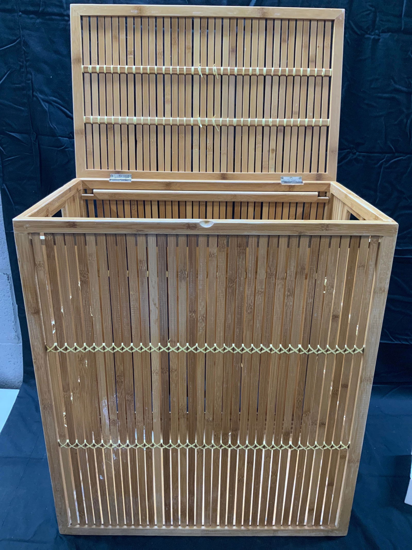 Bamboo Hinged Lid Laundry Basket (1 of 9)