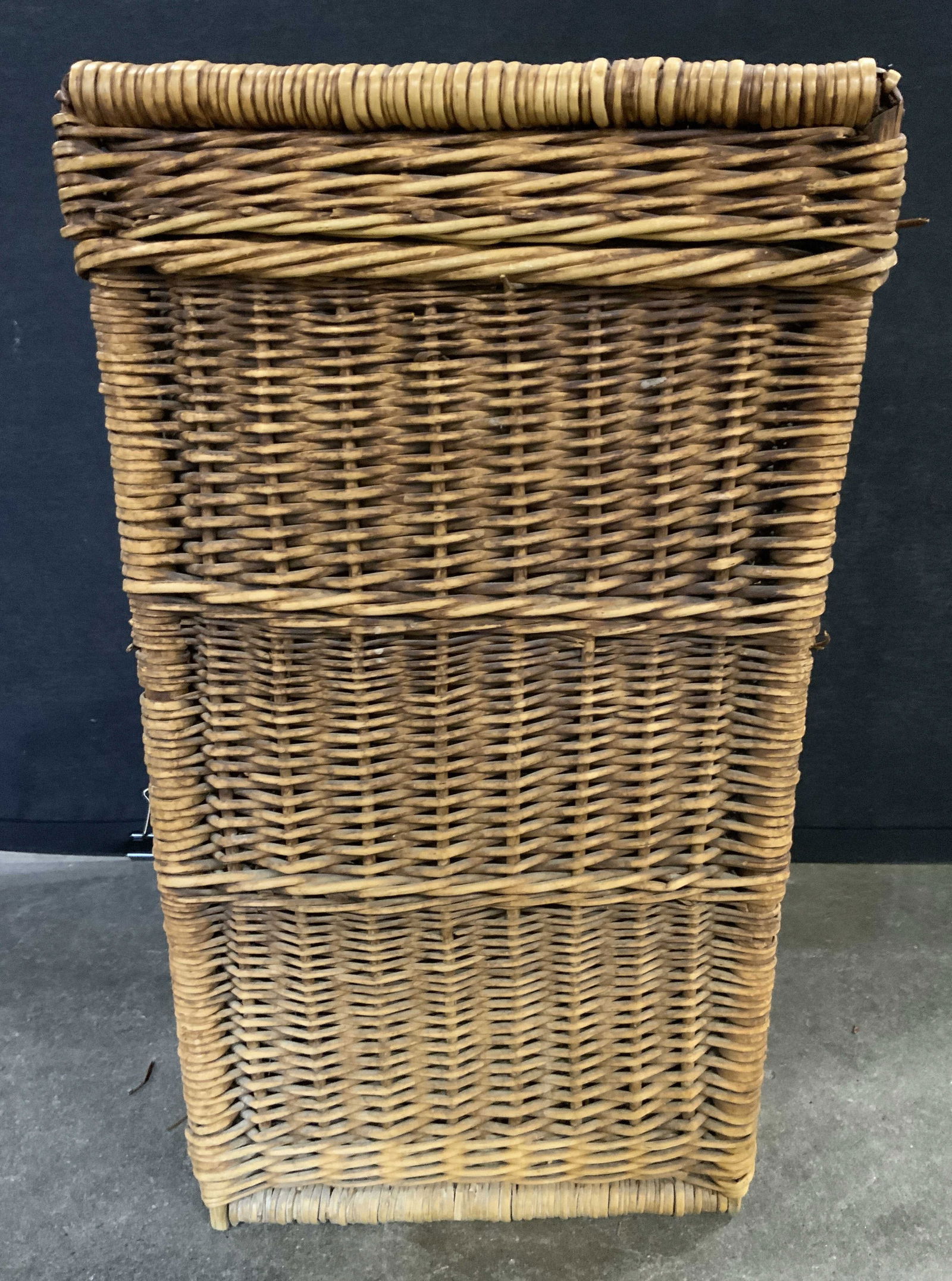Vintage Woven Wicker Basket W Lid (1 of 7)