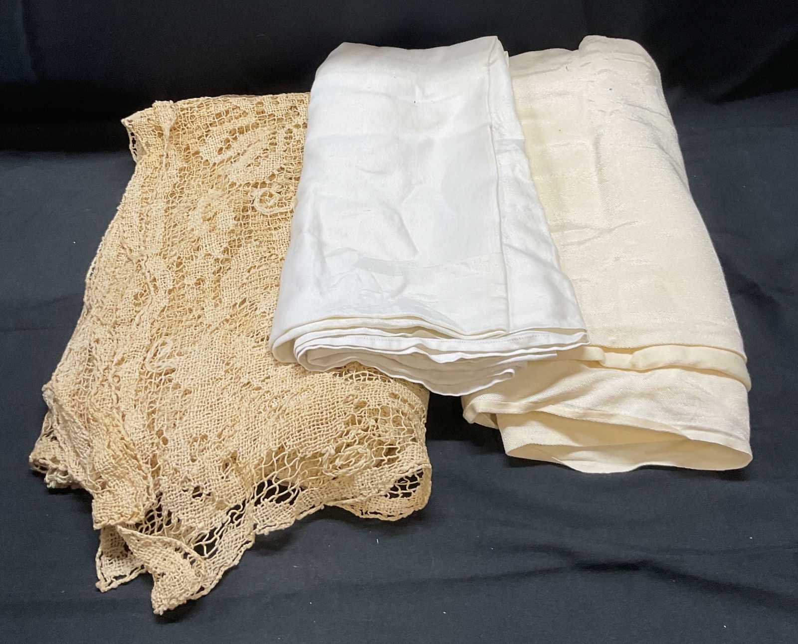 Lot 3 Vintage White Table Linens (1 of 8)