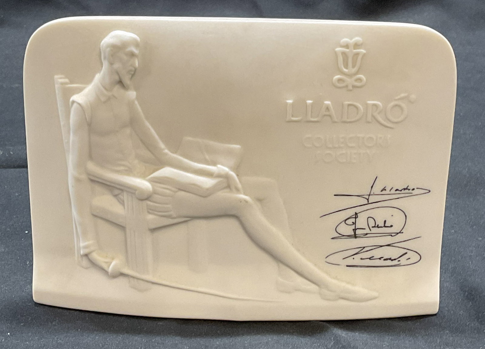 Lladro Collectors Society Porc Figural 1985 Spain: Lladro Collectors Society porcelain figural. Relief figure of a man with shell motif to reverse. Trademarked to underside. Made in Spain. Produced 1985. Measures approx. 6 x 2 x 4 inches. Some surface