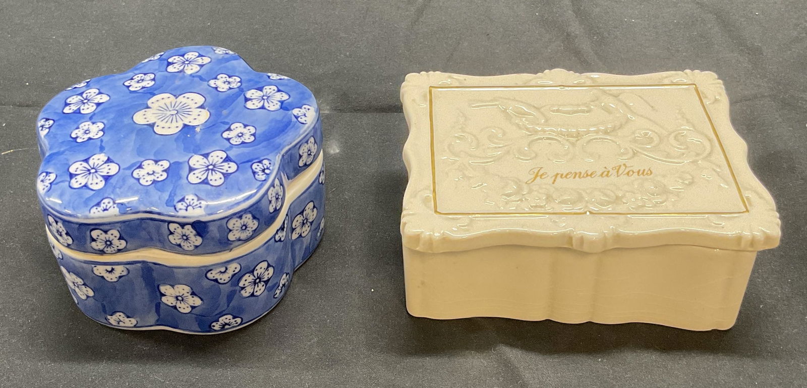 2 Porcel Boxes Asian Flower, Thinking of You Italy: Lot of 2 porcelain boxes. Flower shape in blue with hand painted floral motif. Signed in Asian characters to underside. White with raised bird and floral motif and gilt decoration. Reads Je Pense A Vo