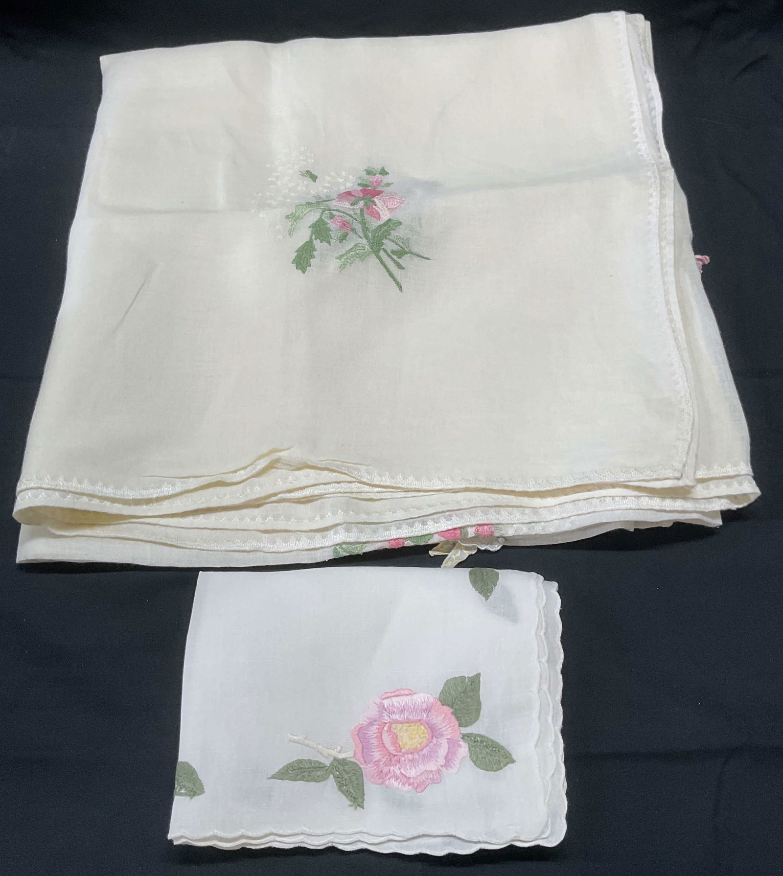 Lot 2 Embroidered Floral Tablecloth & Napkin (1 of 6)