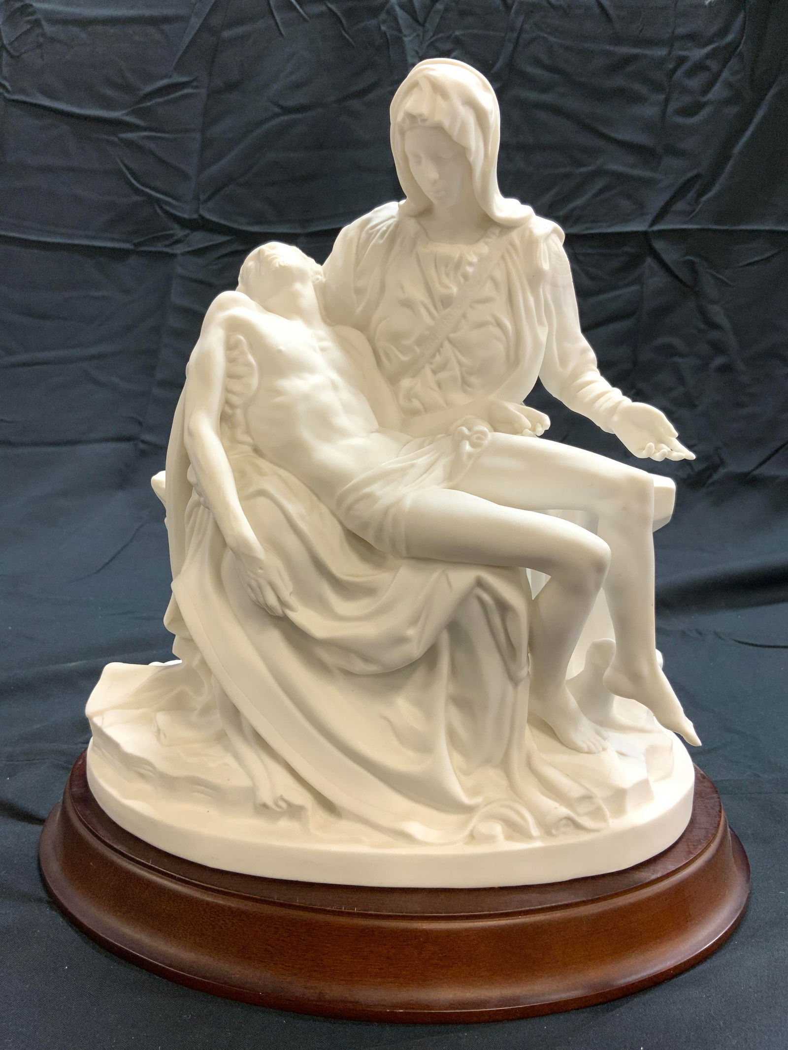 FRANKLIN MINT MICHAELANGELOS PIETA Porc Fig (1 of 10)