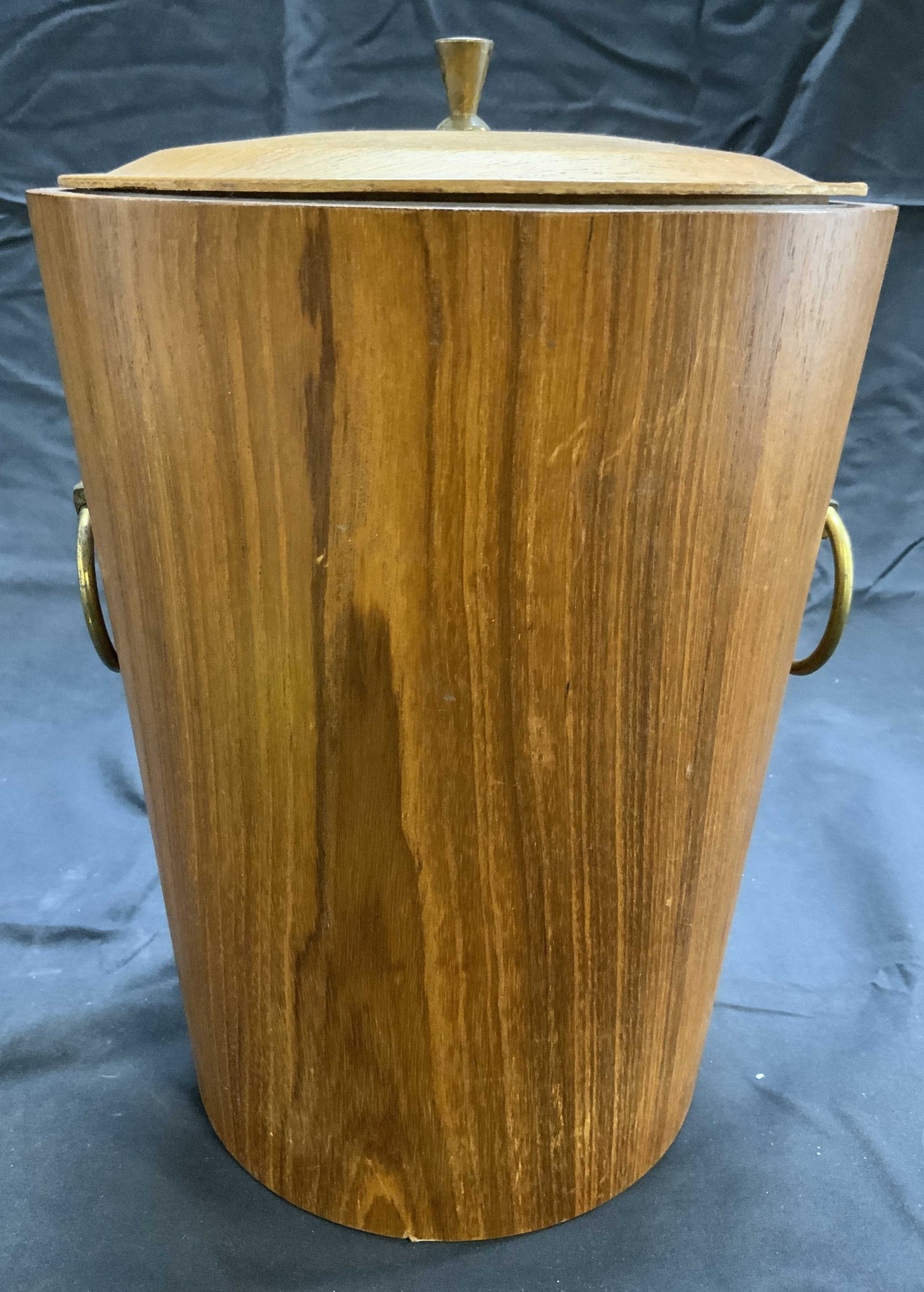 SERVEX RAINBOW SWEDEN Wood Line Ice Bucket W Lid: Underside reads SERVEX RAINBOW SWEDEN. Exterior of ice bucket is tan toned, appears to be wooden possibly wood veneer. Piece has 2 hanging loop gilt metal handles & lid. Interior is white toned. Piece