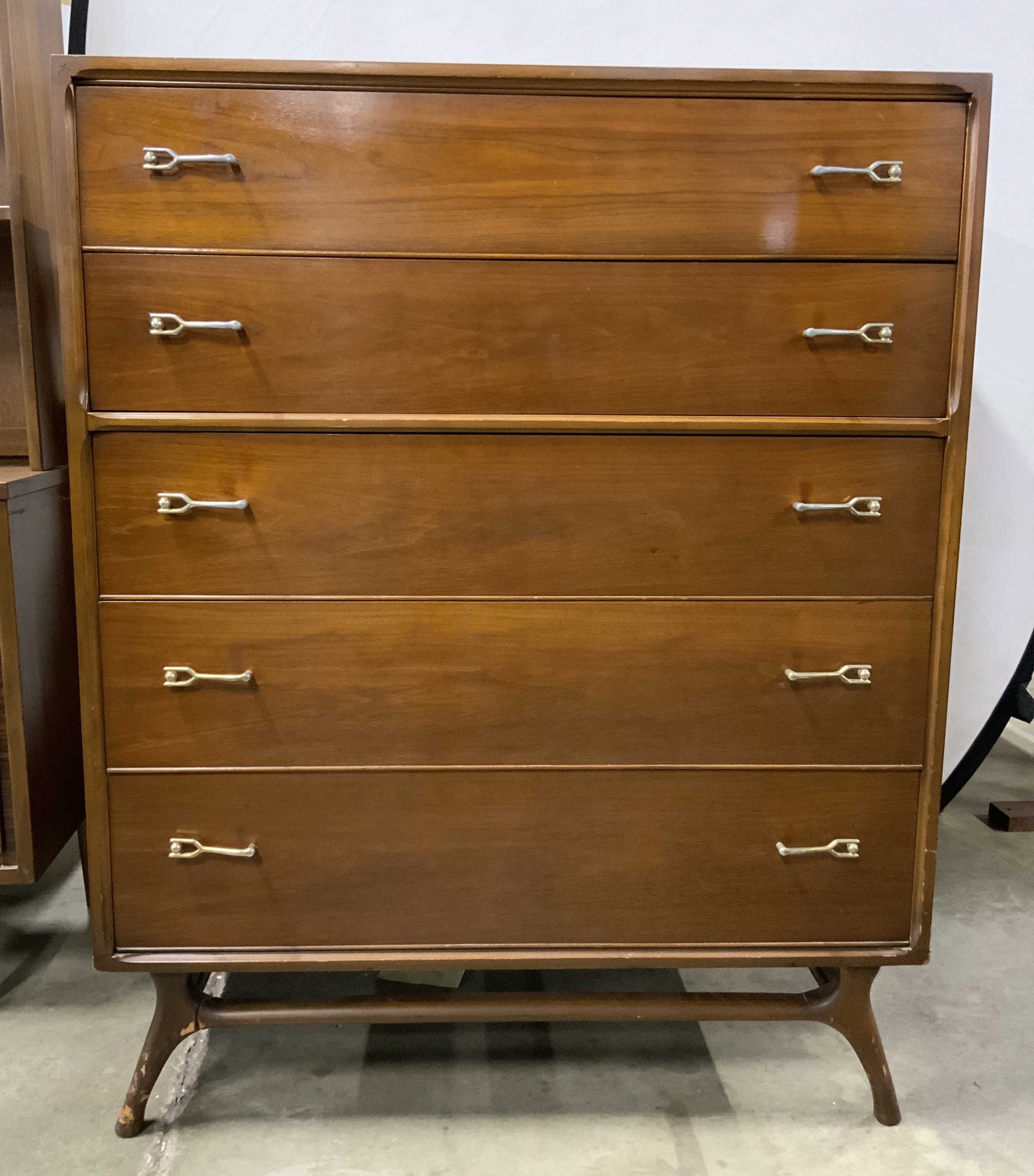 MCM Wooden 5 Drawer Highboy Dresser: Dresser is mid century modern. Dresser is beige toned and wooden. Piece has 5 drawers each with silver toned metal drawer pulls & dovetailing. Dresser has wooden support base. Measures approx 48 inche