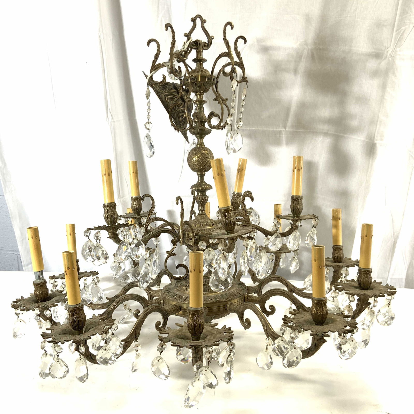 Vintage Art Nouveau 15 Arm Brass Chandelier: Chandelier is gold toned and brass. Piece has 15 arms each with candlestick style bulb sockets at ends. Art nouveau chandelier with ornate scroll and leaf arms. Chandelier includes ceiling cap. Piece