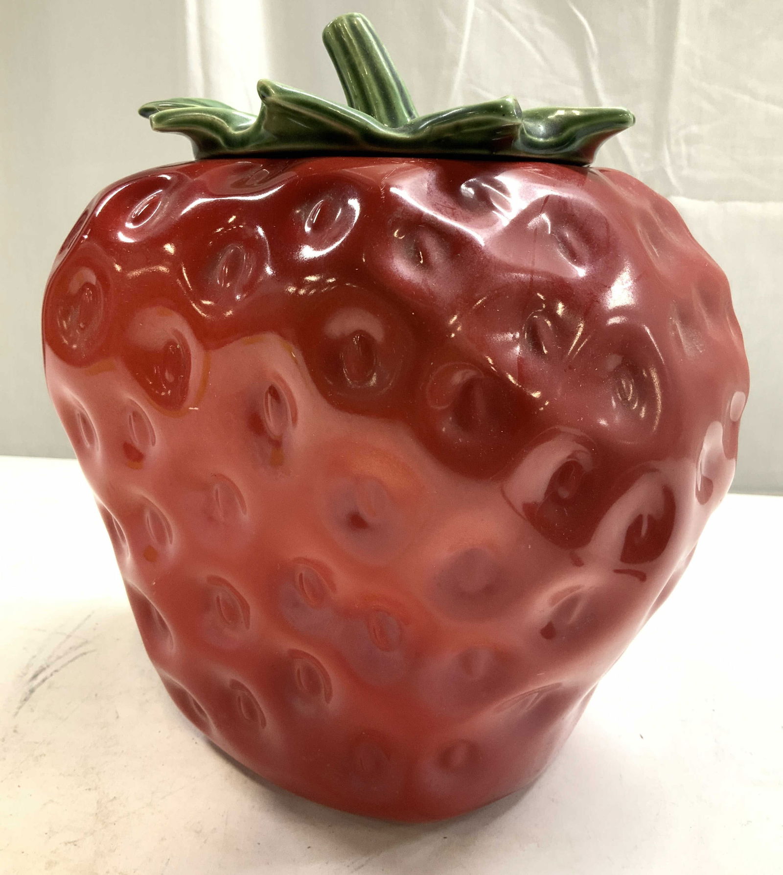 MCCOY Vntg Ceramic Strawberry Jar W Lid USA (1 of 7)