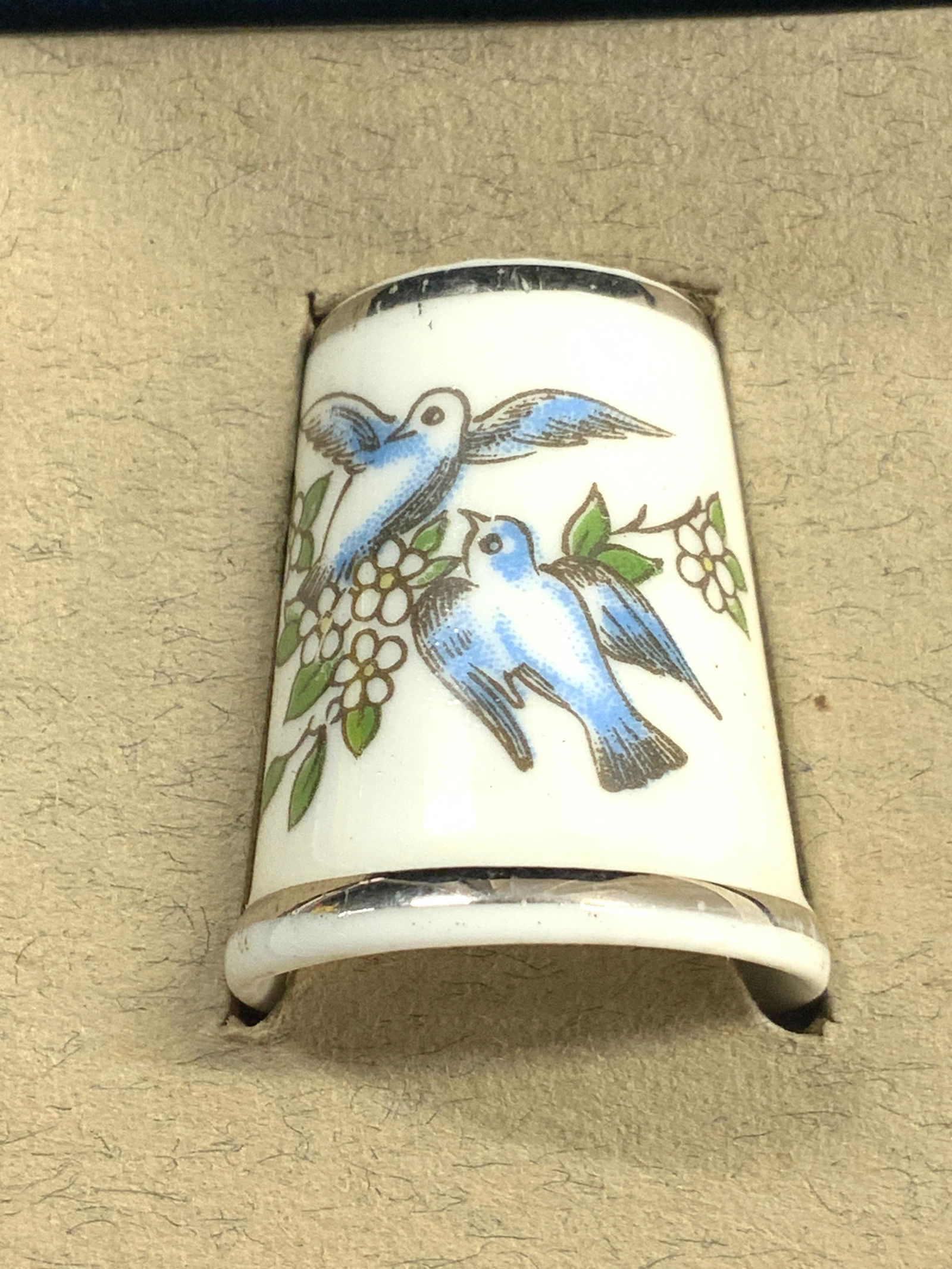 ROYAL WORCESTER Porcelain Thimble W Orig Box (1 of 6)