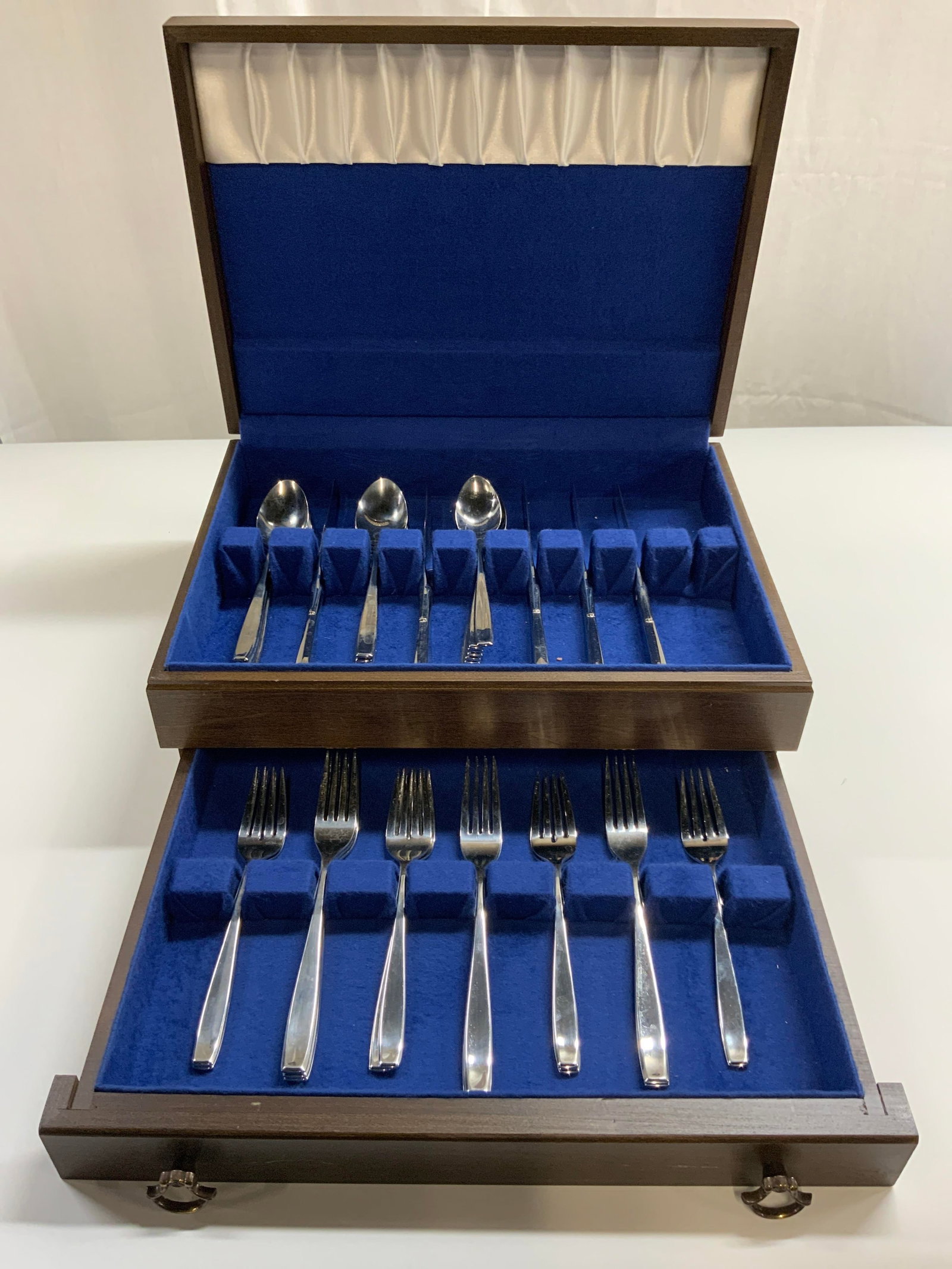LUNT Lot 35 Silverware & Wooden Box (1 of 8)