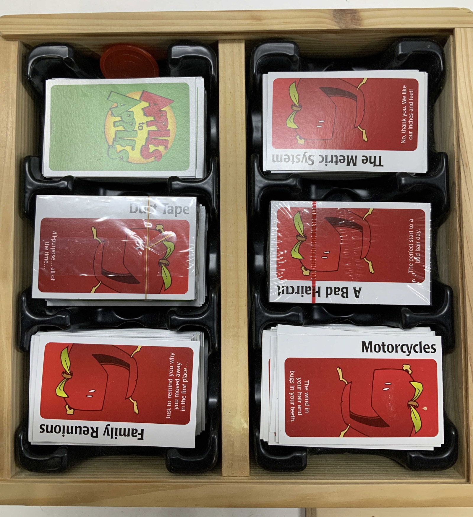 Apples to Apples Party Crate Game by Mattel 2008 (1 of 7)