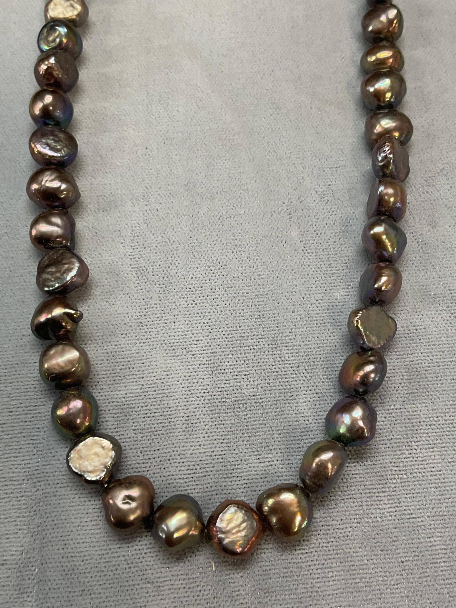 Tahitian Pearl Beaded Choker Necklace: Tahitian pearl beaded choker necklace. Drop length approx. 7.5 inches long. Total weight 31.0 grams. Some surface wear including scratching observed. Jewelry, estate jewelry, fine jewelry, cocktail je