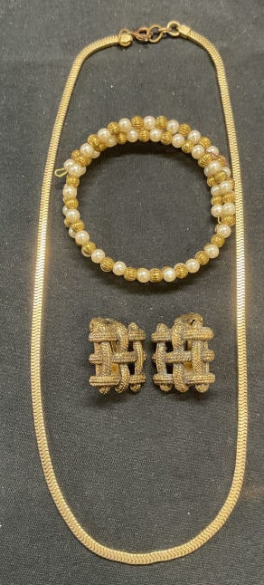Lot 3 Gold Tone Necklace, Earrings, Bracelet (1 of 7)