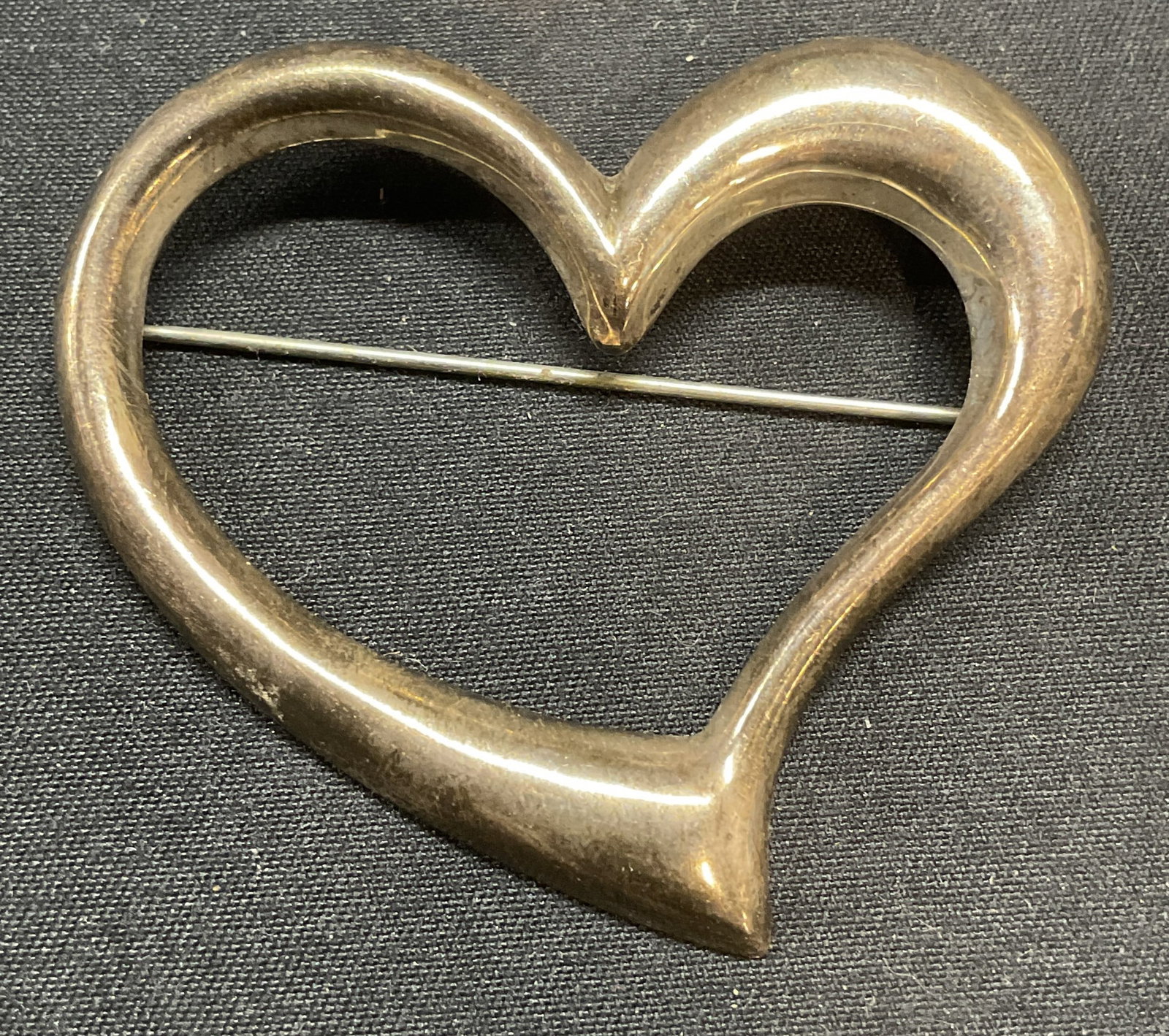 Signed SU Sterling Silver Heart Brooch: Signed sterling silver heart motif brooch, marked 925, Thailand, SU. Measures approx. 1.75 x 2 inches. Total weight .21 ozt. Some surface wear including scratching observed. Jewelry, estate jewelry, f