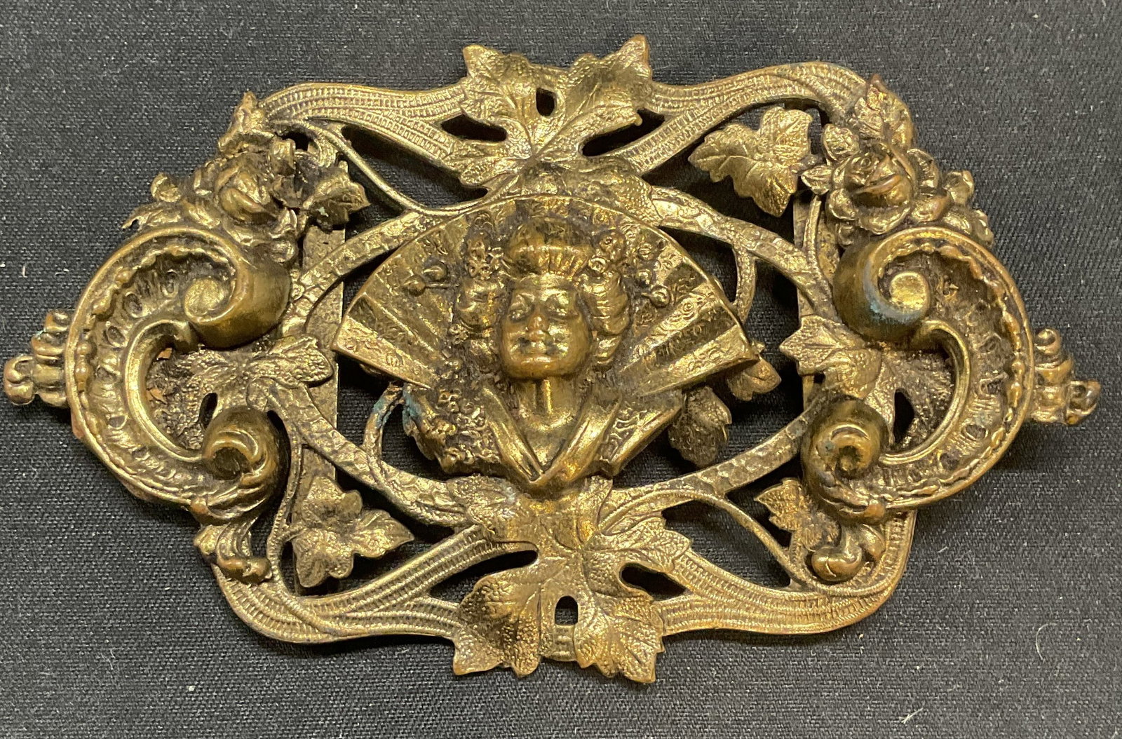 Vintage Reinad NYC Gold Tn Asian Motif Buckle: Vintage Reinad NYC gold tone buckle or shoe buckle. Ornate pierced scroll and Asian figural motif. Raised surface. Signed to underside. Measures approx. 3.75 x 2.25 inches. Some surface wear including