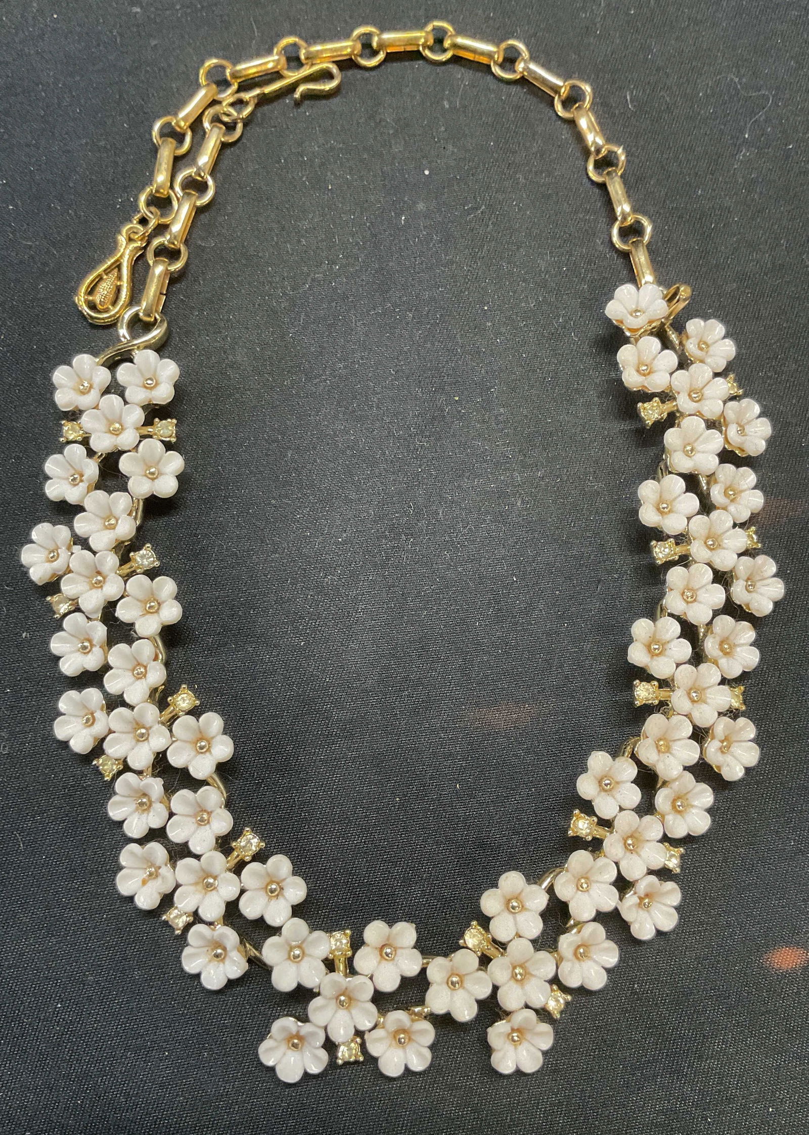 Vintage Coro Gold Tn White Flower Necklace (1 of 6)