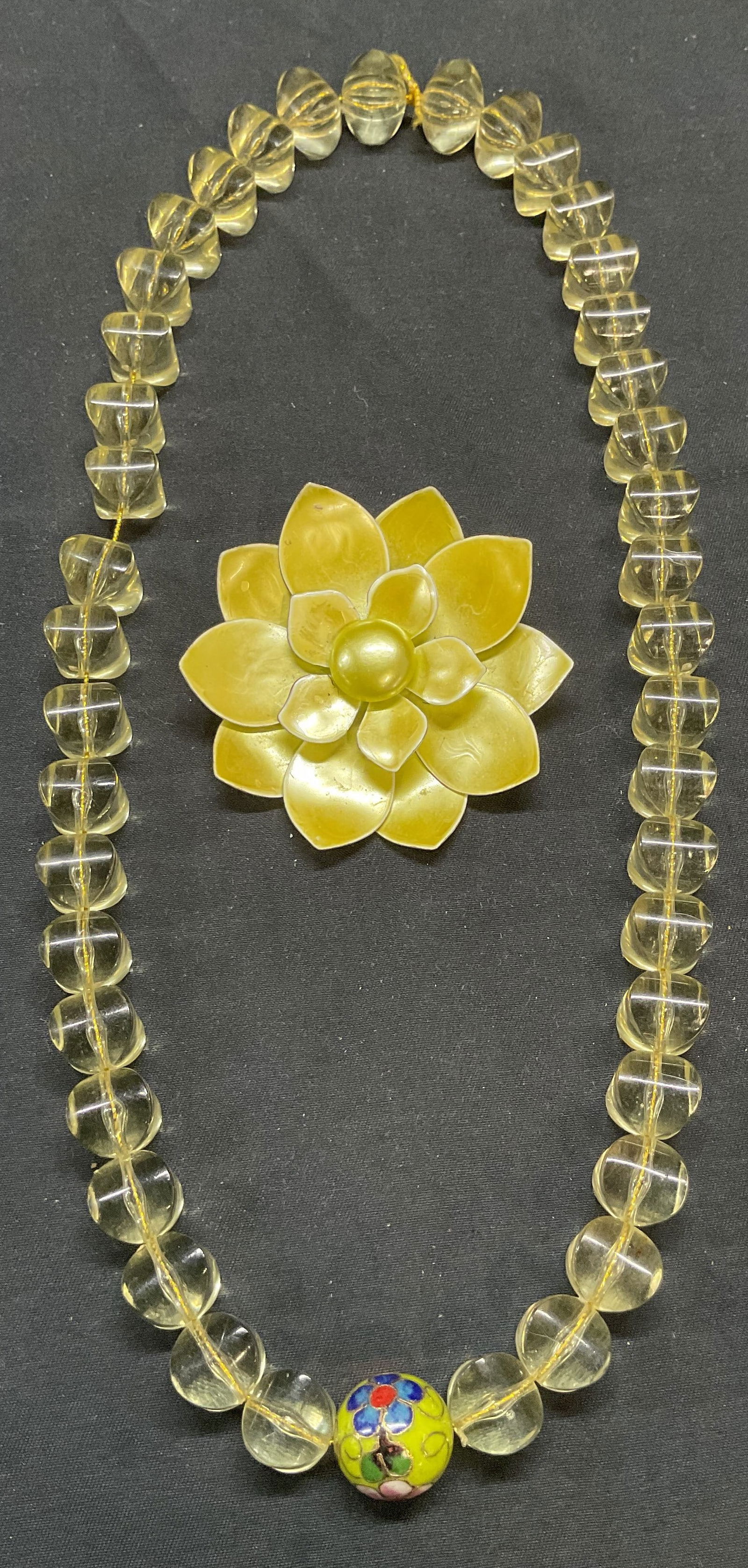 Lot 2 Green Lucite Necklace & Flower Brooch (1 of 7)