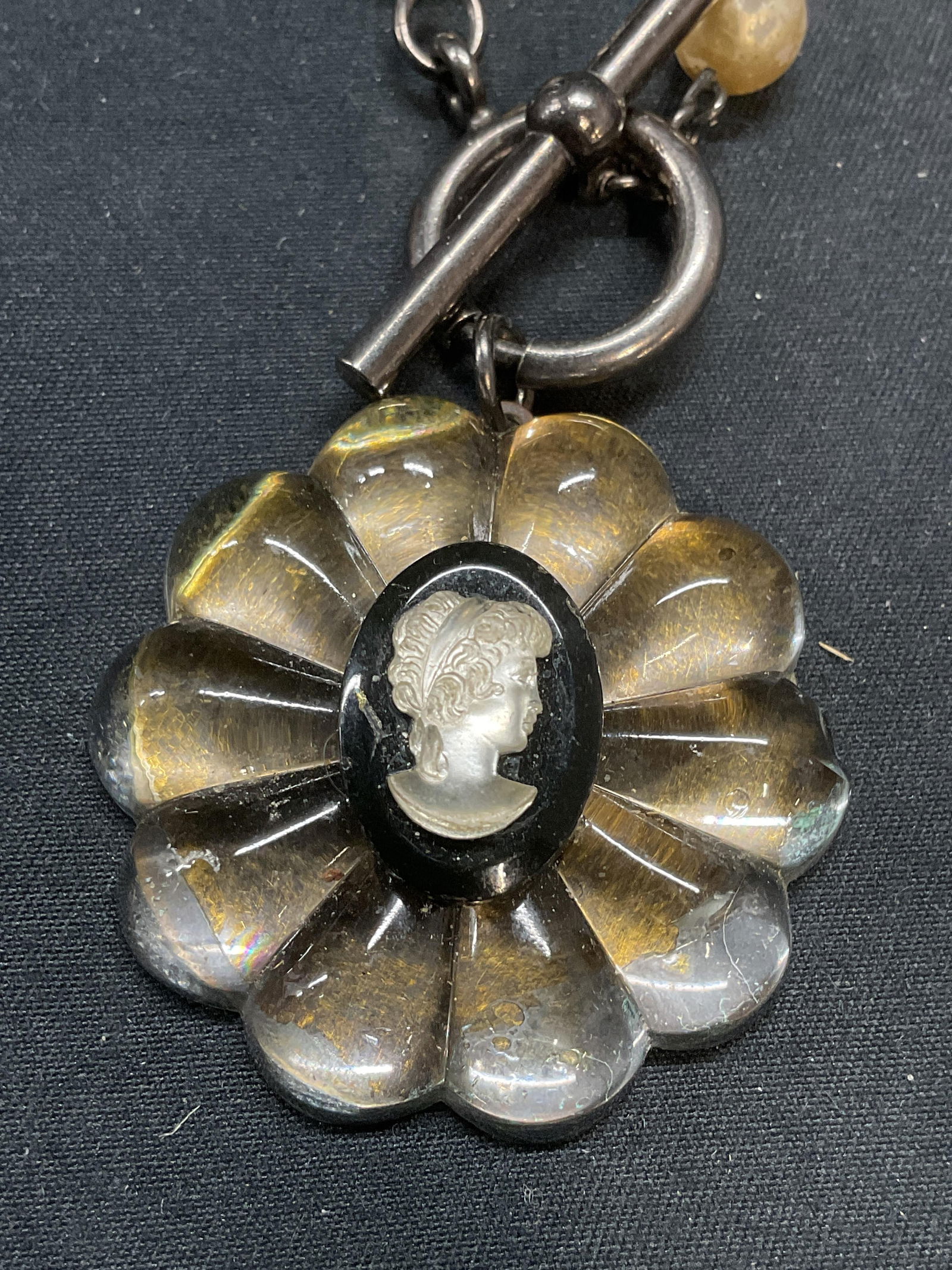 Vntg Faux Pearl Cameo Pendant Necklace: Vintage faux pearl beaded necklace with cameo motif lucite pendant. Drop length approx. 8 inches. Pendant measures approx. 1.5 inches wide. Some surface wear including scratching observed. Jewelry, es