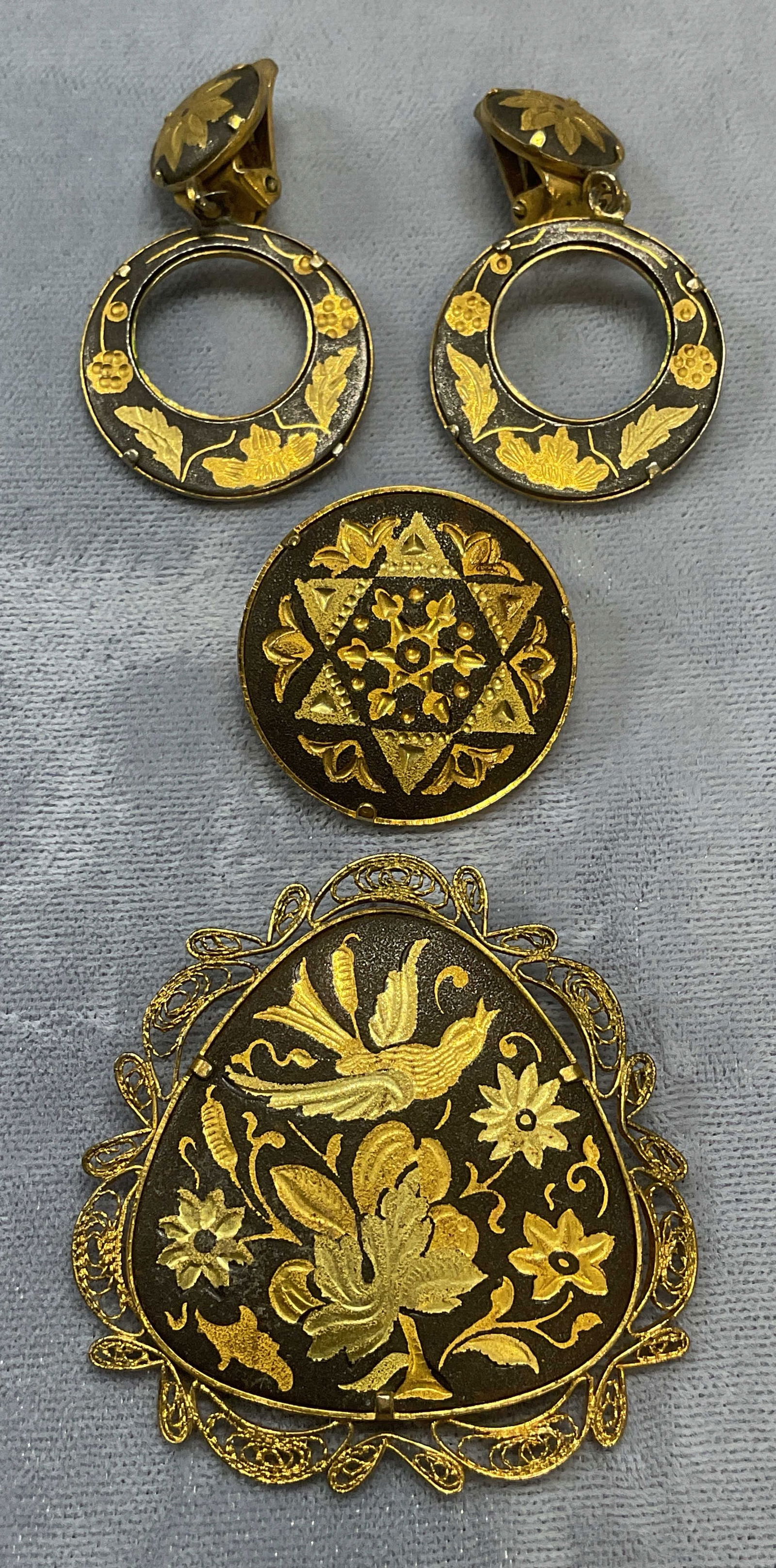 Lot 3 Damascene Style Earrings & Brooches (1 of 7)