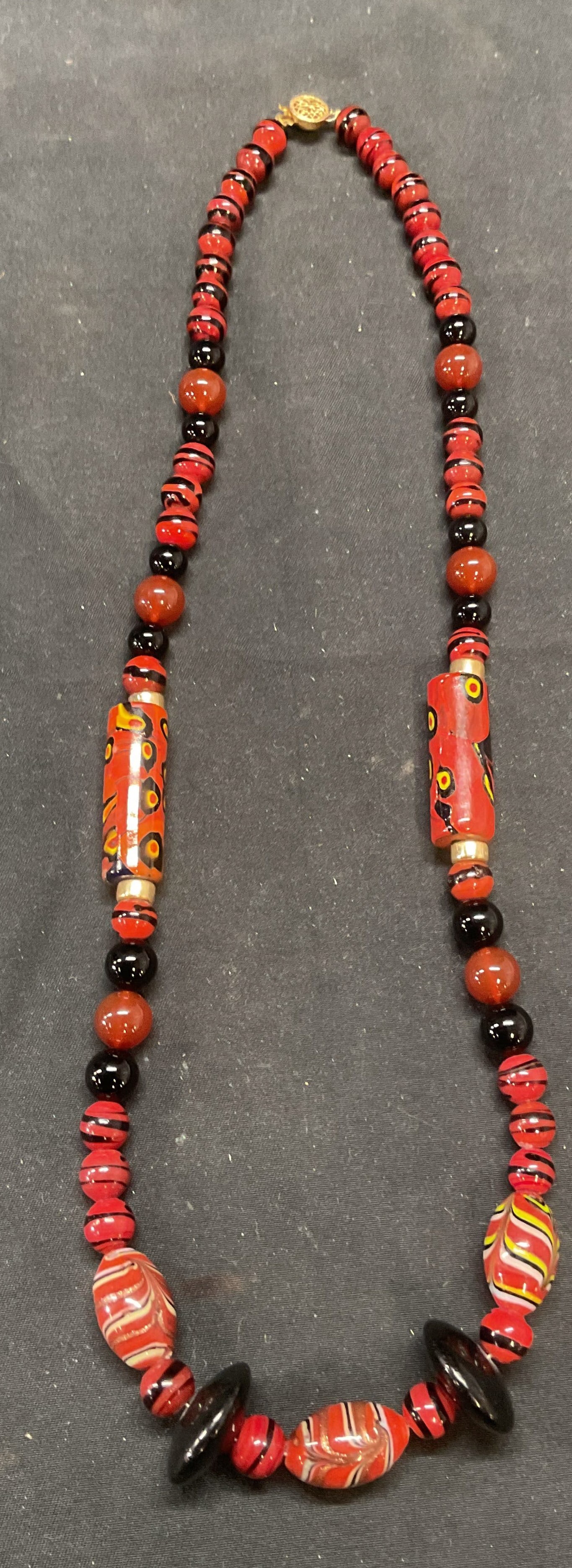 Vntg Semi Precious Gem & Art Glass Beaded Necklace: Vintage semi precious gemstone and art glass beaded necklace. Possibly carnelian and onyx. Drop length approx. 11.5 inches. Some surface wear including scratching observed. Some chipping to beads. Jew