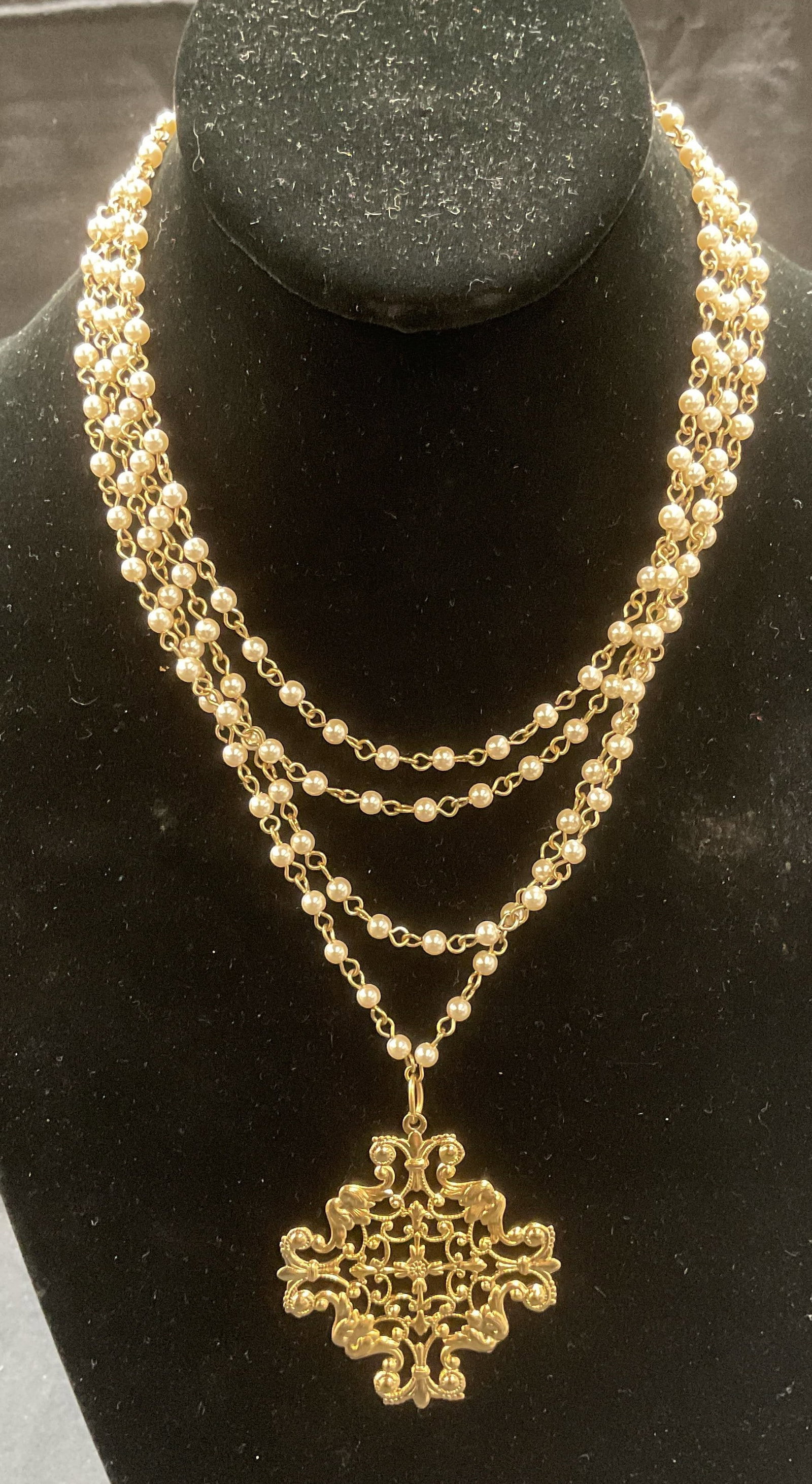 Susan Shaw Gold Tone Faux Pearl Necklace: Susan Shaw gold tone and faux pearl pendant necklace. Signed on hang tag. Drop length approx. 7 inches. Pendant measures approx. 2 x 2 inches. Some surface wear including scratching observed. Jewelry,