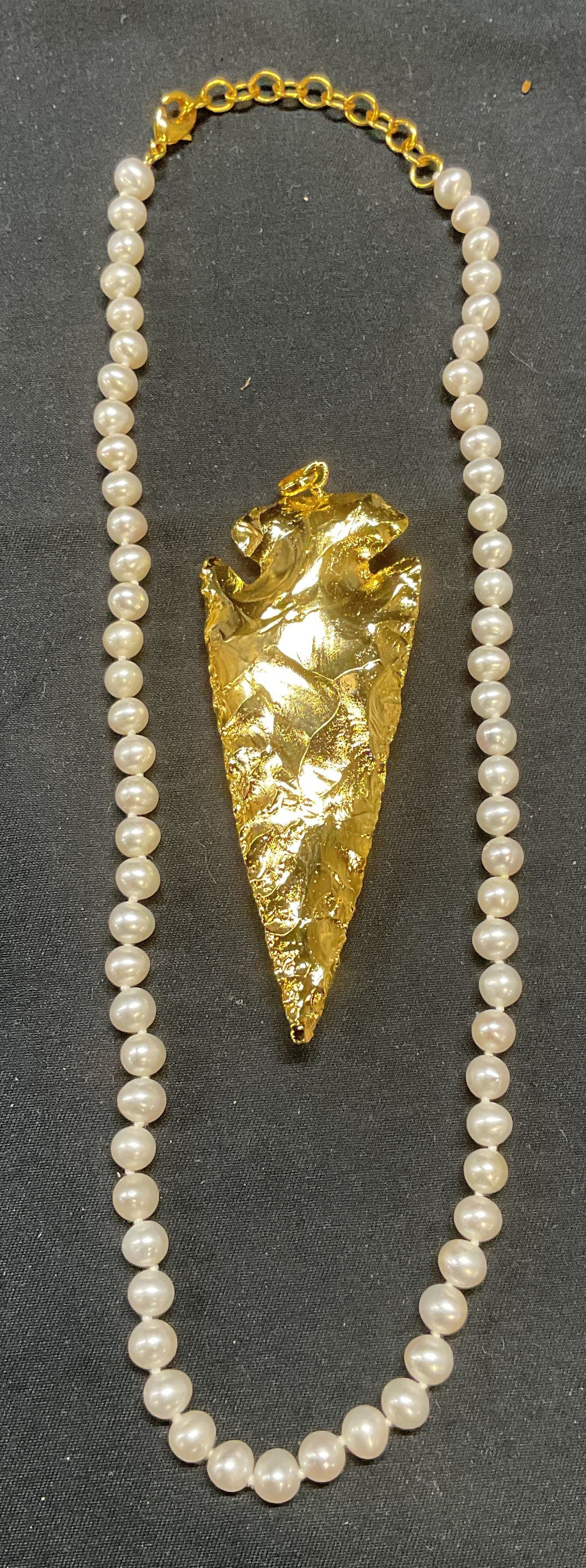 Lot 2 Faux Pearl Necklace & Arrowhead Pendant: Lot of 2 jewelry pieces. Faux pearl beaded necklace. Drop length approx. 9 inches. Gold tone arrowhead motif pendant. Measures approx. 3 x 1.5 inches. Some surface wear to both pieces including scratc