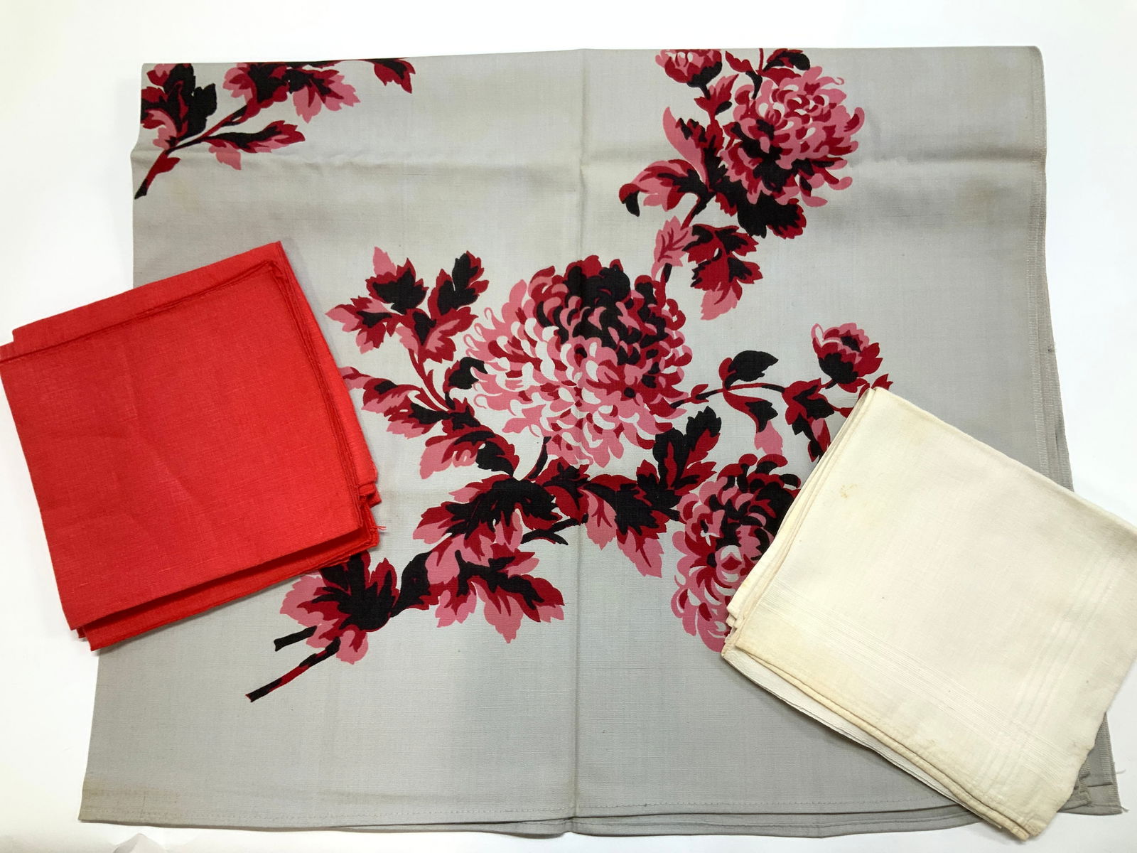 Vintage Table Linens, Napkins & Tablecloth (1 of 7)