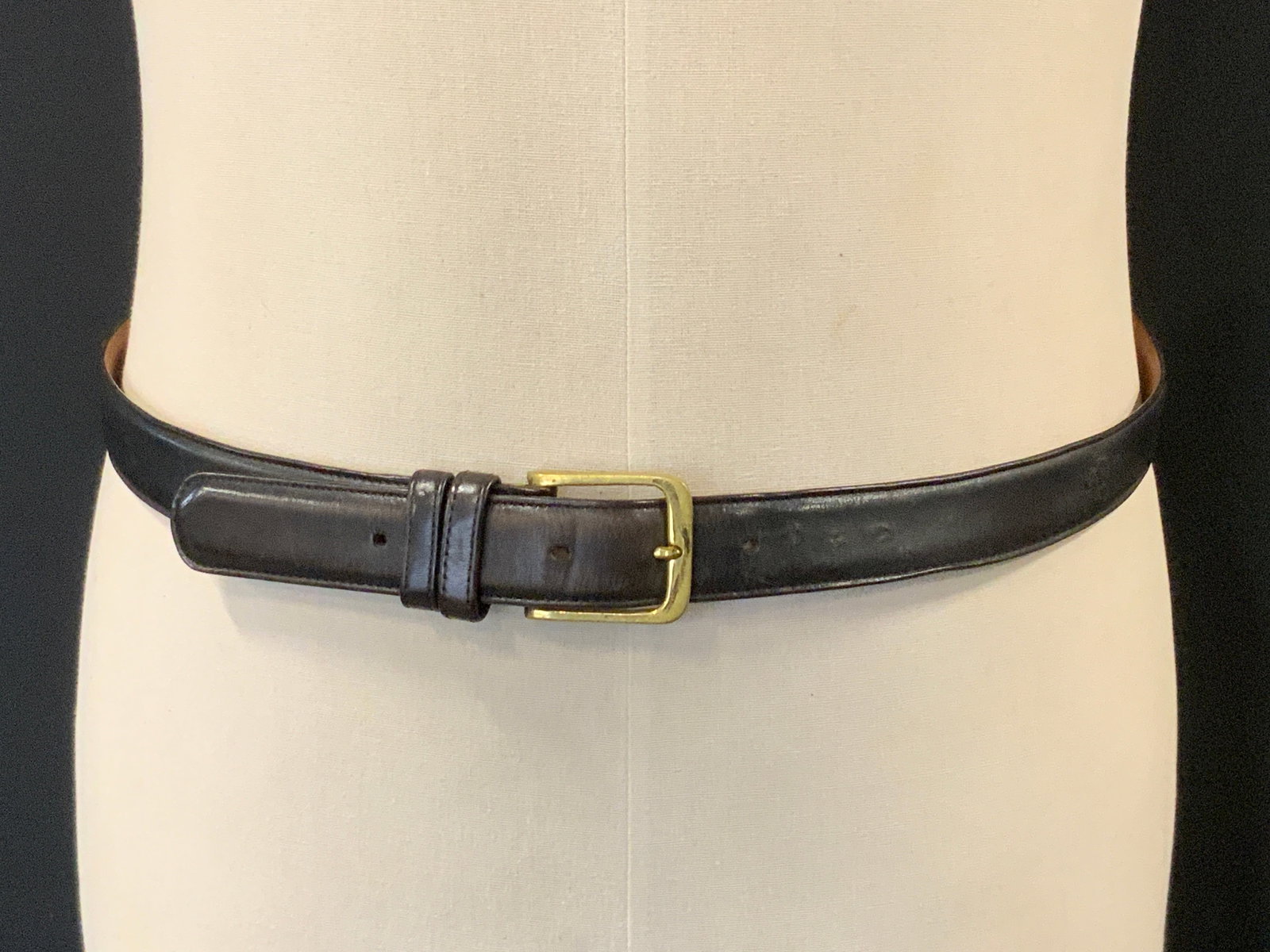 COACH USA Black Leather Belt W/ Brass Buckle: A black and brown leather Coach belt. Brass buckle. Interior reads 38/95 CM, 5800, MOCHA, COACH. Belt length measures approx. 41 inches, includes buckle. Some losses to material, repairs, discoloratio