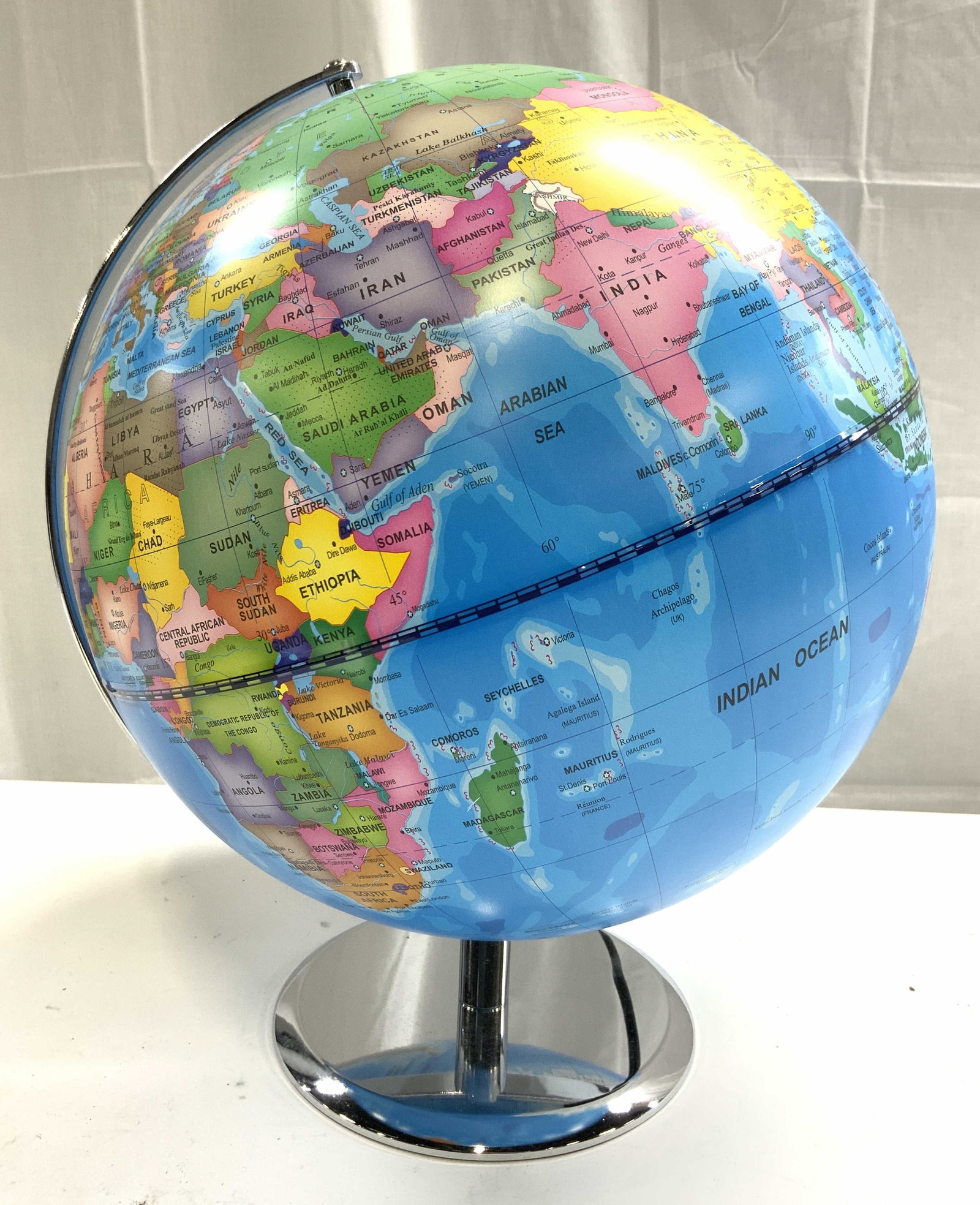 Globe Table Lamp W Chrome Base (1 of 8)