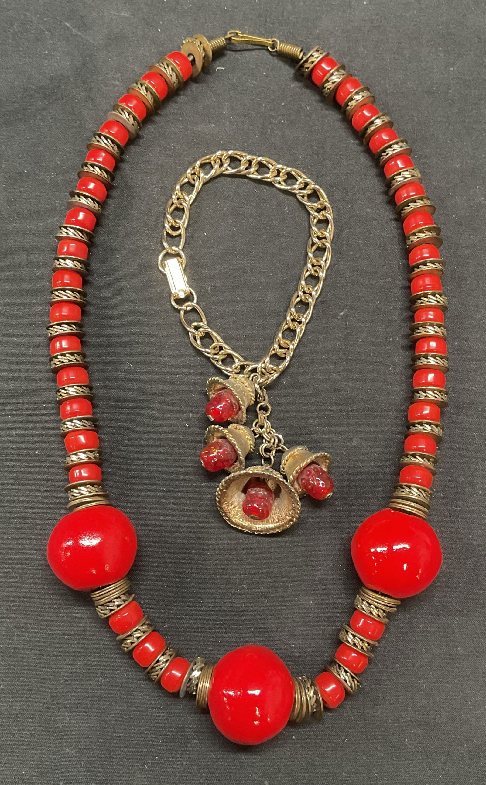 Lot 2 Red Beaded Necklace & Bracelet (1 of 6)