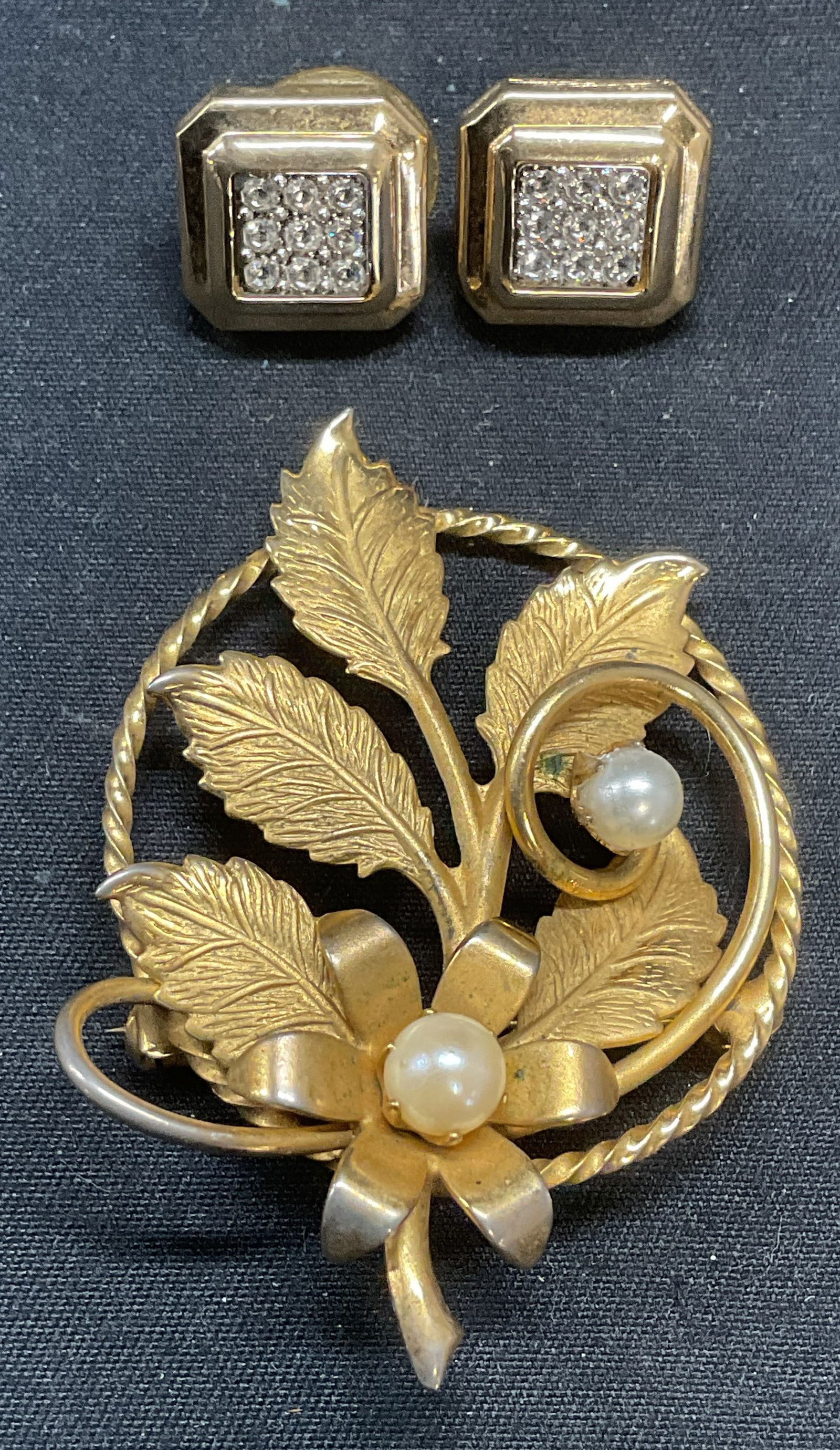 Lot 2 Gold Tone Faux Pearl Flower Brooch + (1 of 6)