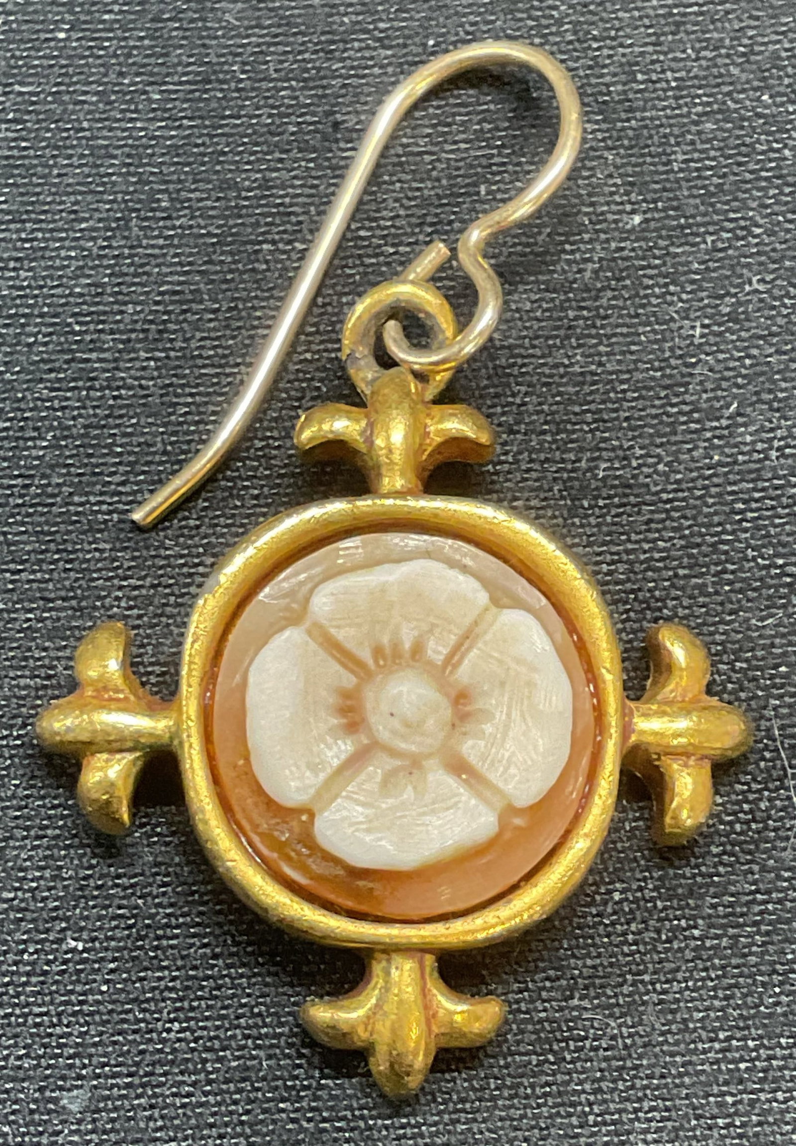 Vntg Leslie Block Gold Tn Flower Cameo Earring: Vintage Leslie Block gold tone cameo flower motif dangle earrings. Single earrings. Hook backing. Signed to underside. Measures approx. 1 x 1 inches. Upcycle as pendant or other accessory. Some surfac