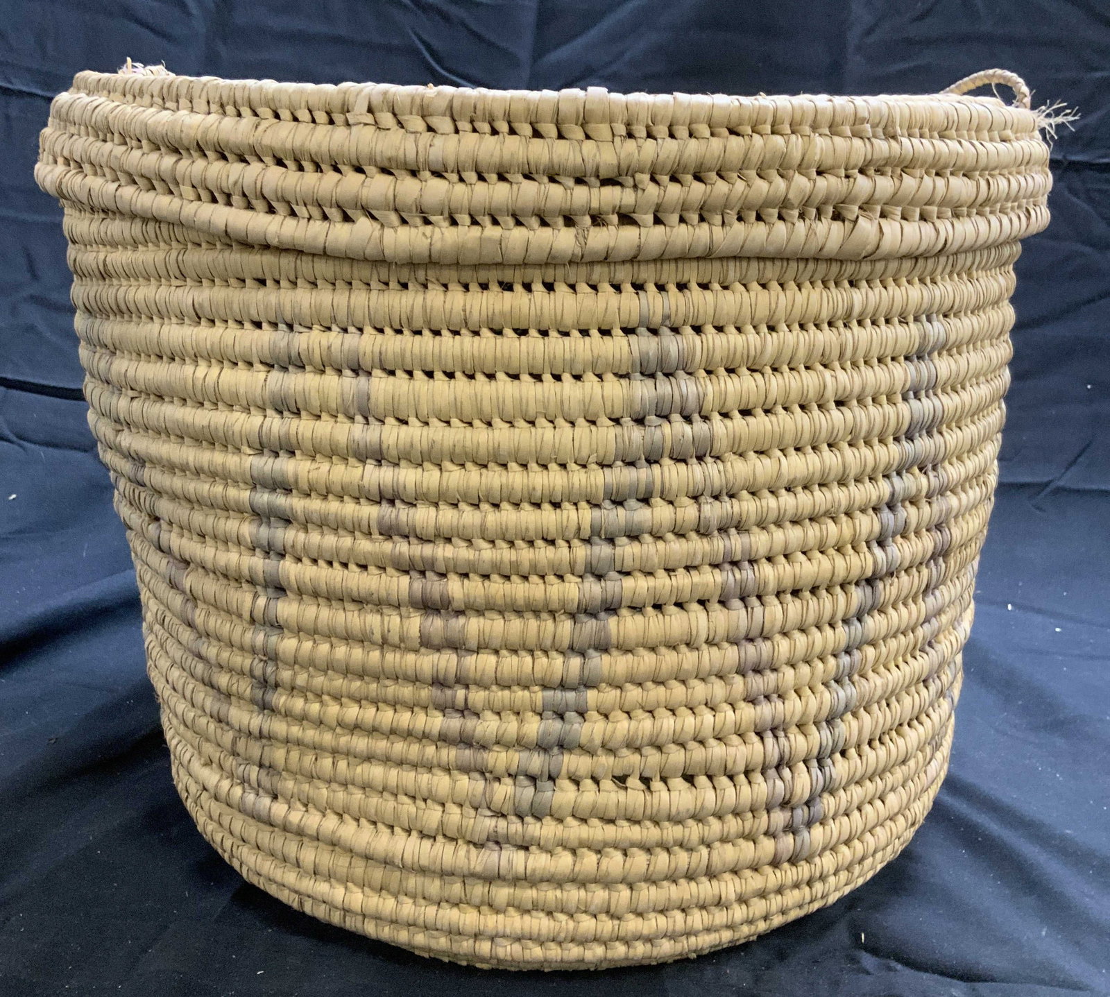 Vintage Woven Tribal Basket W Lid & Strap (1 of 6)