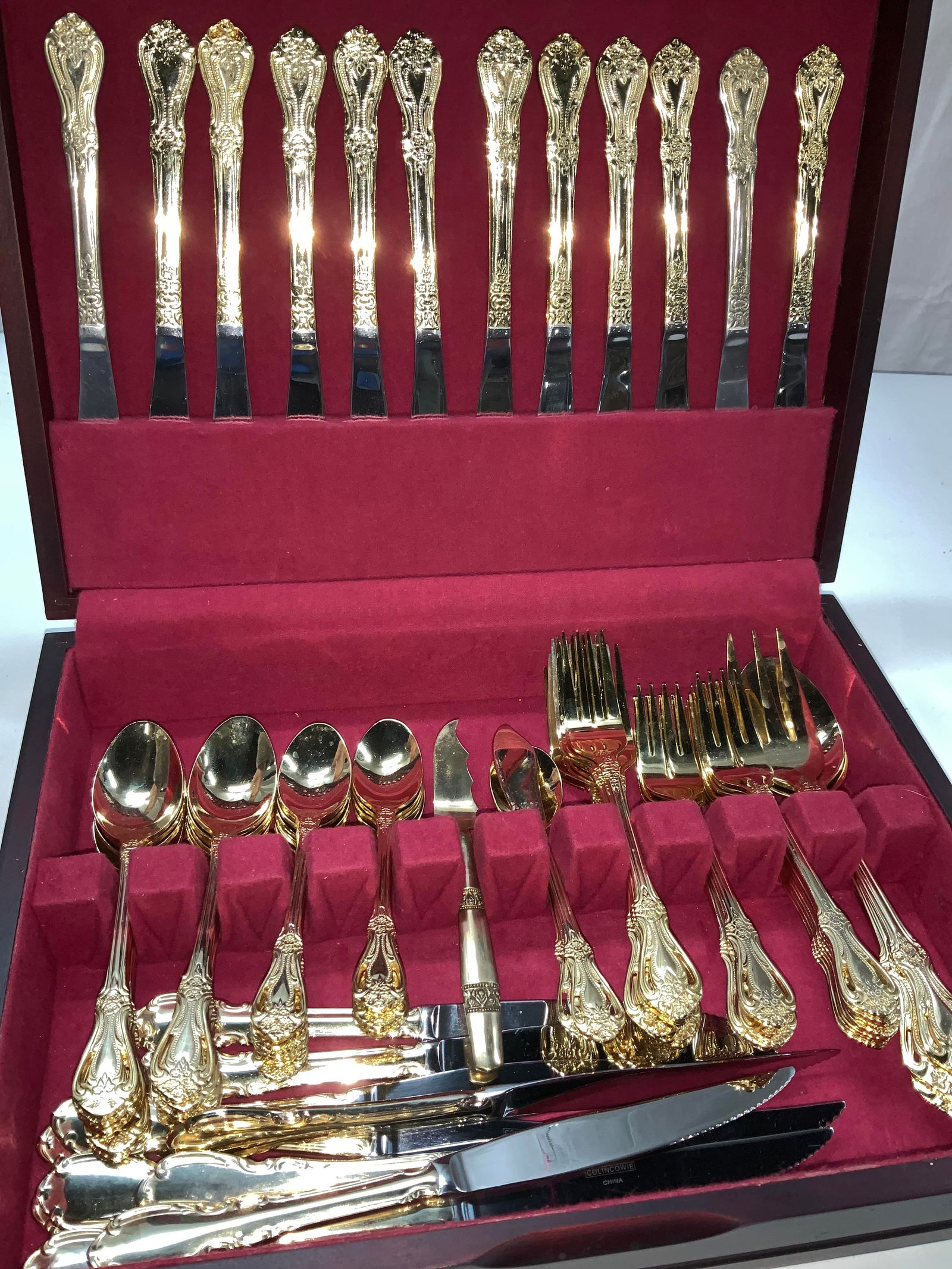 Colin Cowie Gold Pl Stainless Flatware w Chest, 74 (1 of 11)