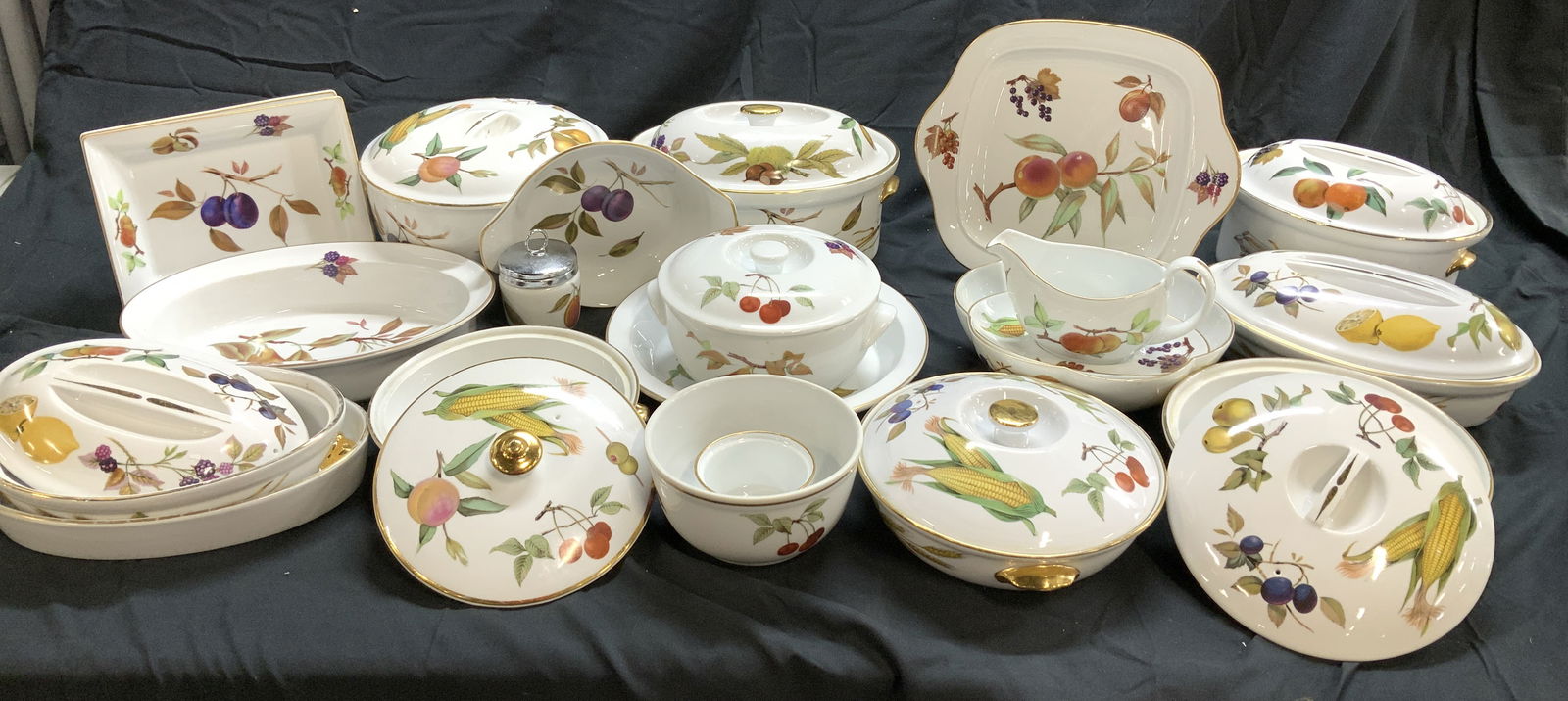 30 Royal Worcester Evesham Porcel Serverware (1 of 13)