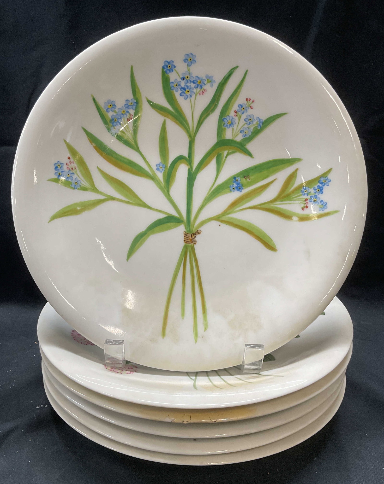 Set 6 AL Limoges Floral Porcelain Plates, France: Set of 6 AL Limoges porcelain plates. Hand painted floral designs. Each piece is unique. All pieces signed to undersides. Made in France. Measure approx. 9.5 inches diameter each. All pieces have some