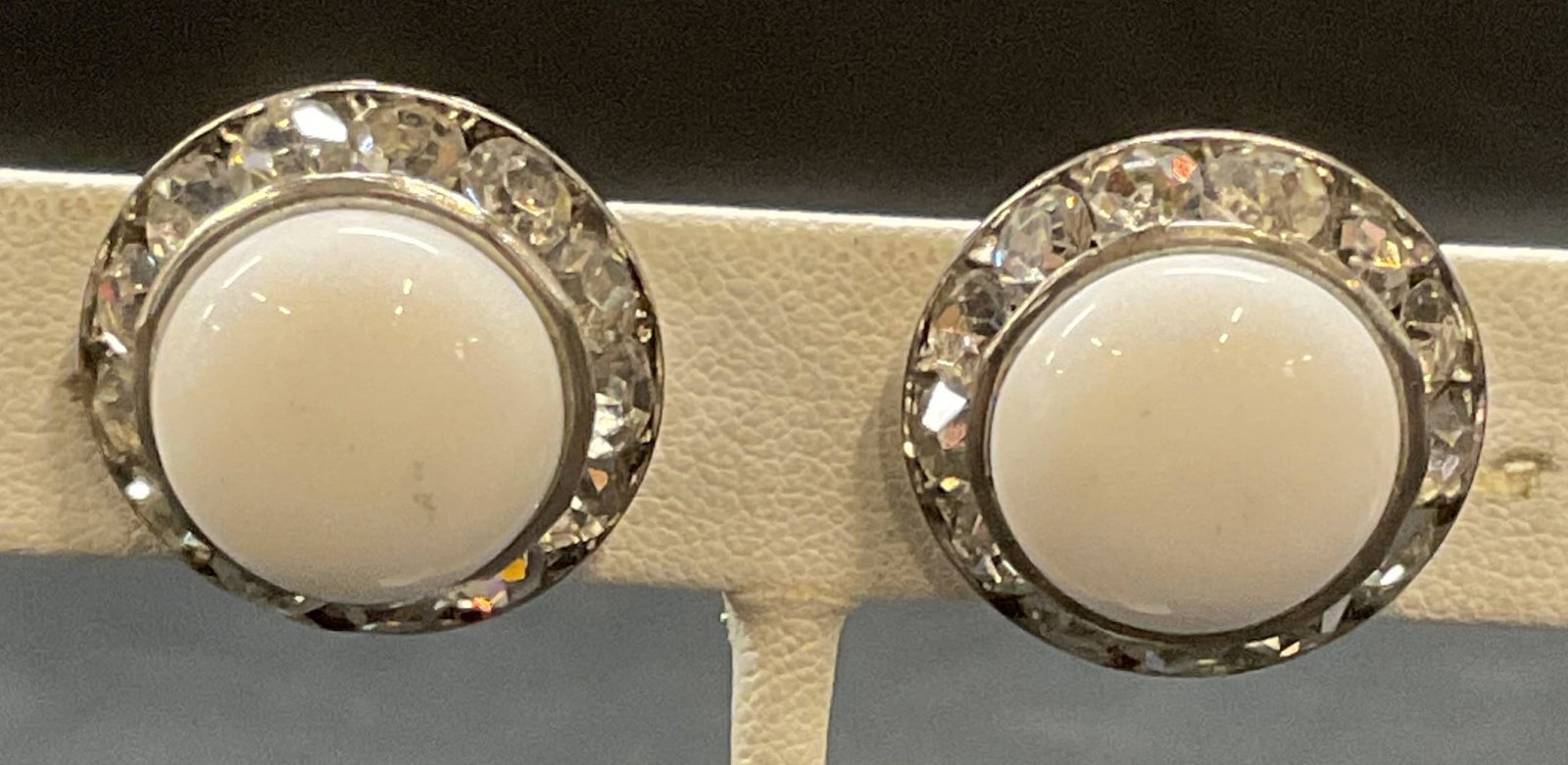 Vntg Silver Tone White Cabochon Crystal Earrings: Vintage silver tone white cabochon and colorless crystal earrings. Screw backing. Measure approx. .75 inches diameter. Some surface wear including scratching observed. Jewelry, estate jewelry, costume