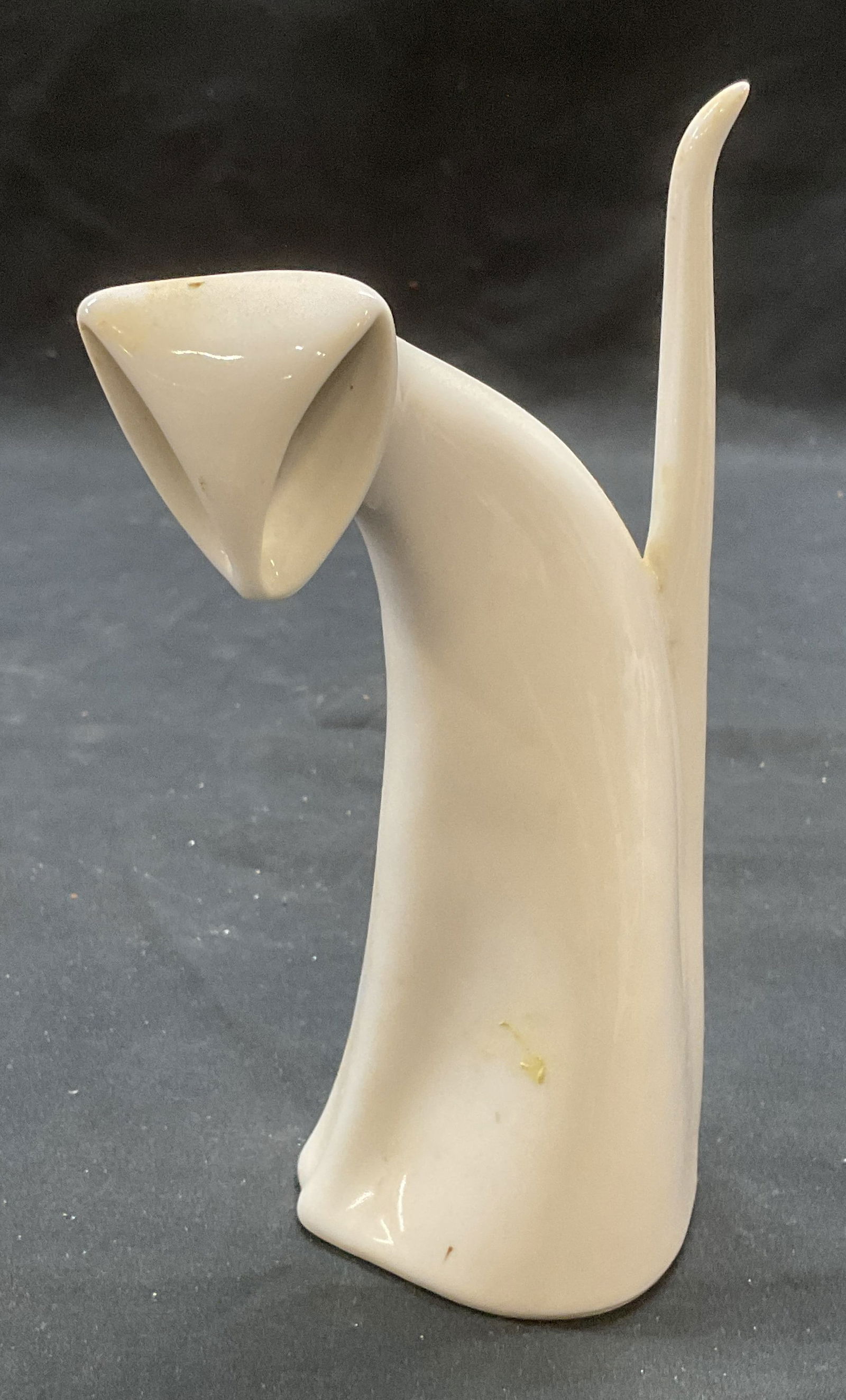 Royal Dux Porcelain Cat Figural, Czechoslovakia: Vintage Royal Dux white porcelain cat motif figural. Signed to underside. Made in Czechoslovakia. Measures approx. 3 x 6.25 inches. Some surface wear including scratching observed. Royal dux, Royal du