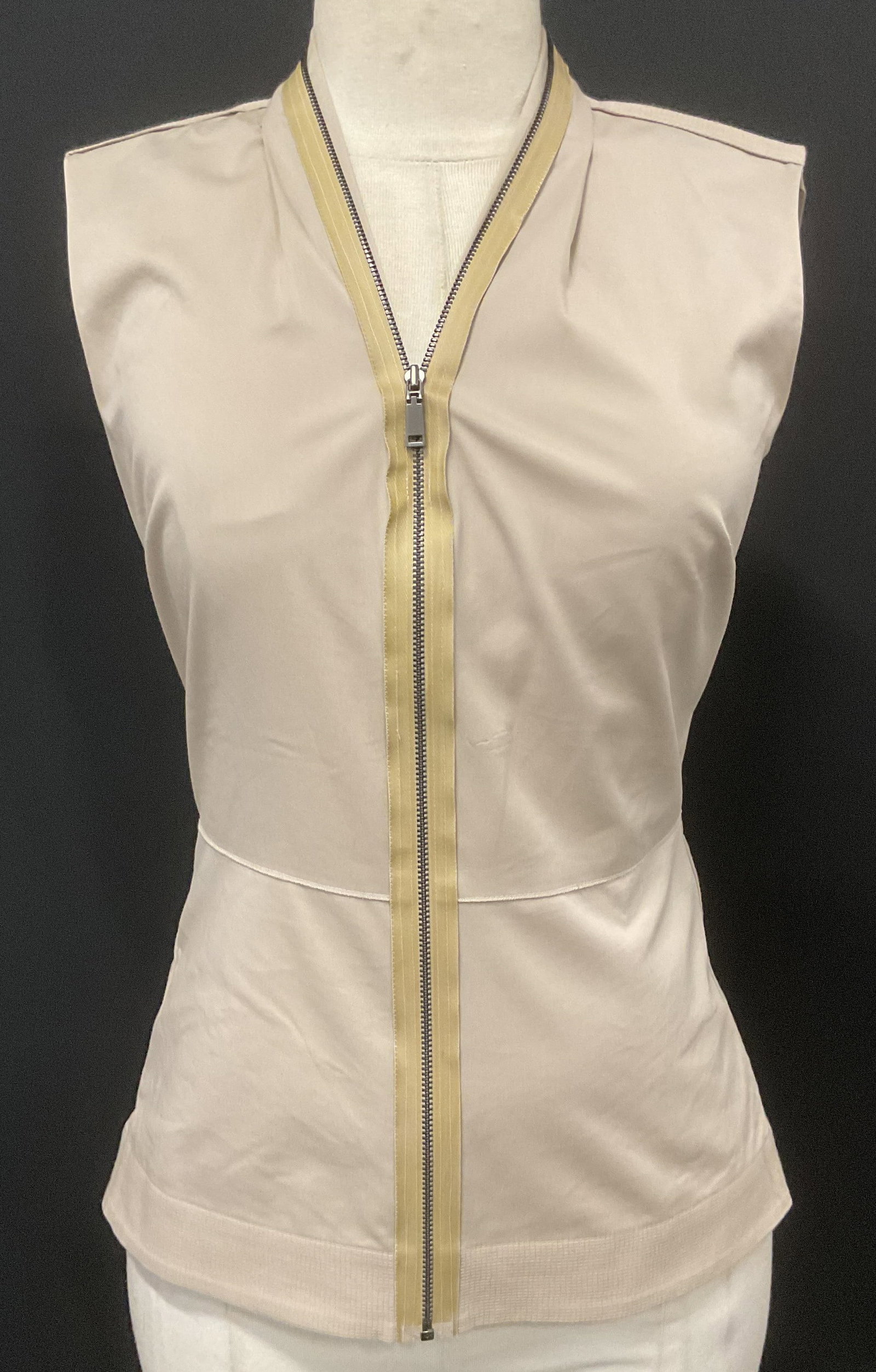 ELIE TAHARI Beige Sleeveless Zip Up Top: ELIE TAHARI BERGDORF GOODMAN beige sleeveless zip up top. Size XS. Cotton blend. Some wear to material consistent with exposure. Elie TAHARI, BERGDORF goodman, Elie TAHARI vest, Elie TAHARI top, ladie