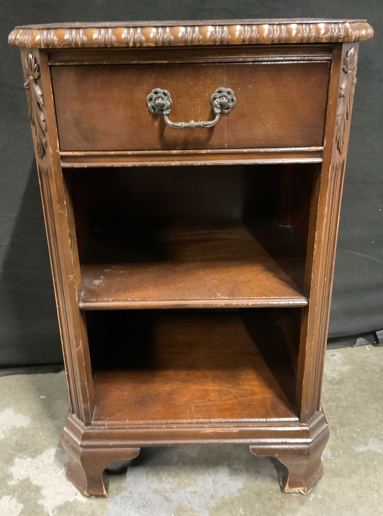 DREXEL Vntg Traditional Georgian Style Nightstand (1 of 9)